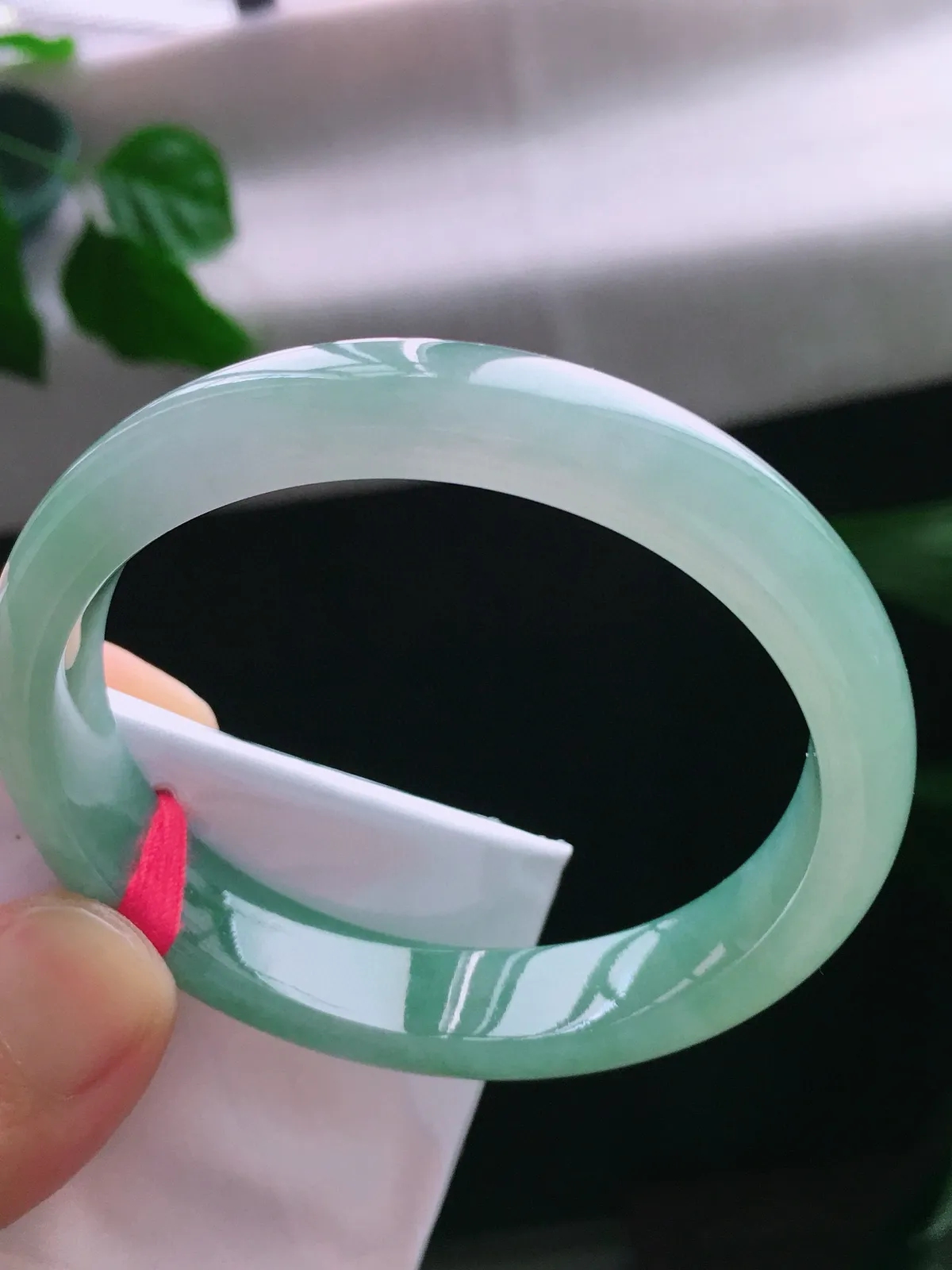 圈口55.8/49，贵妃手镯，正圈53.8可戴，绿底，玉质水润细腻，尺寸55.8-12-7.1mm