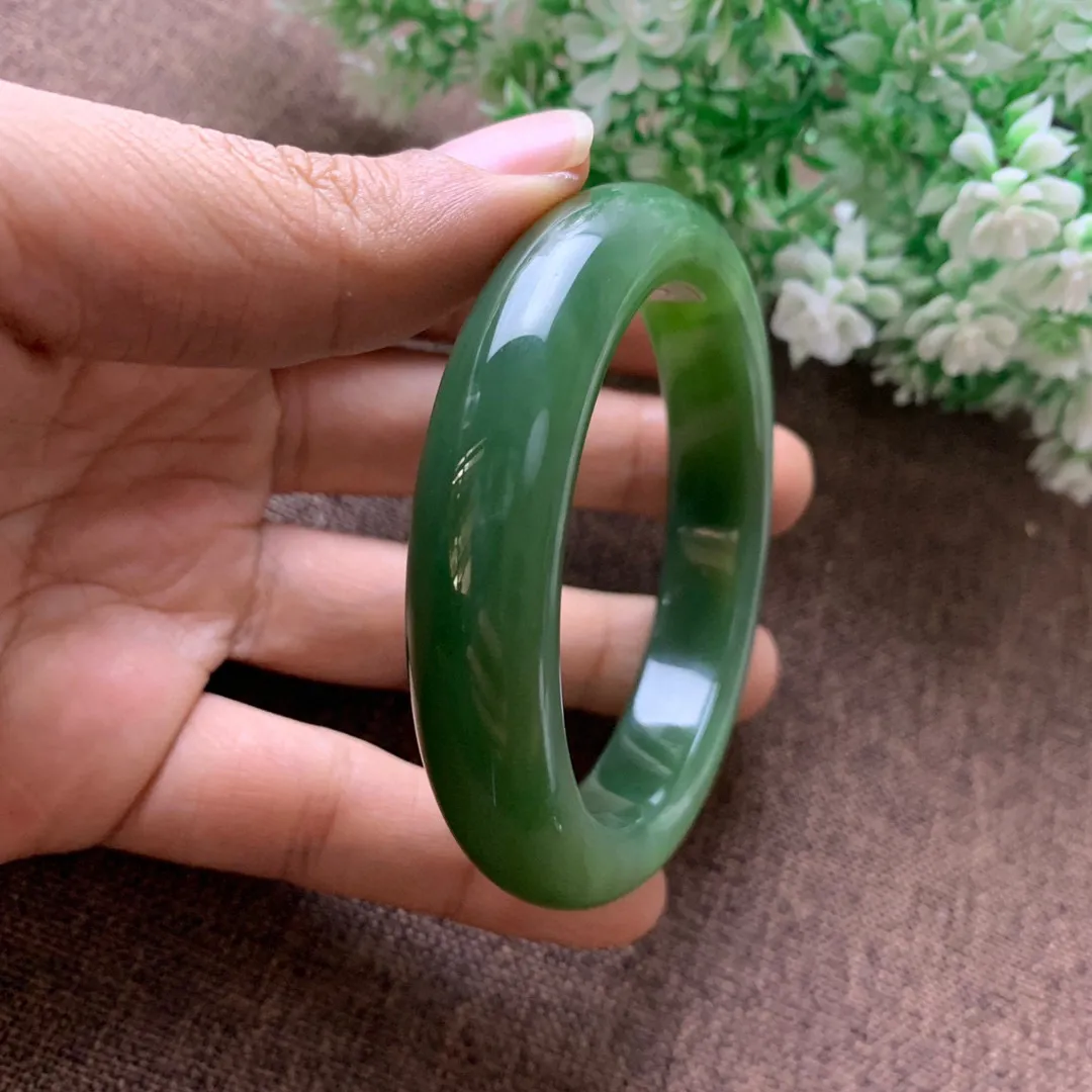精品，圈口55.9宽13.2mm 和田玉碧玉55.9圈口阳绿色手镯！玉质细腻油润，密度紧凑，琢型圆润，高脂粉，品相大