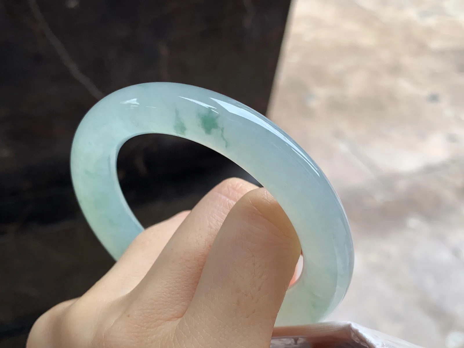 冰晴水飘花圆条手镯
尺寸：55.3-11.7-11.2mm
种水好 底色漂亮小清新
