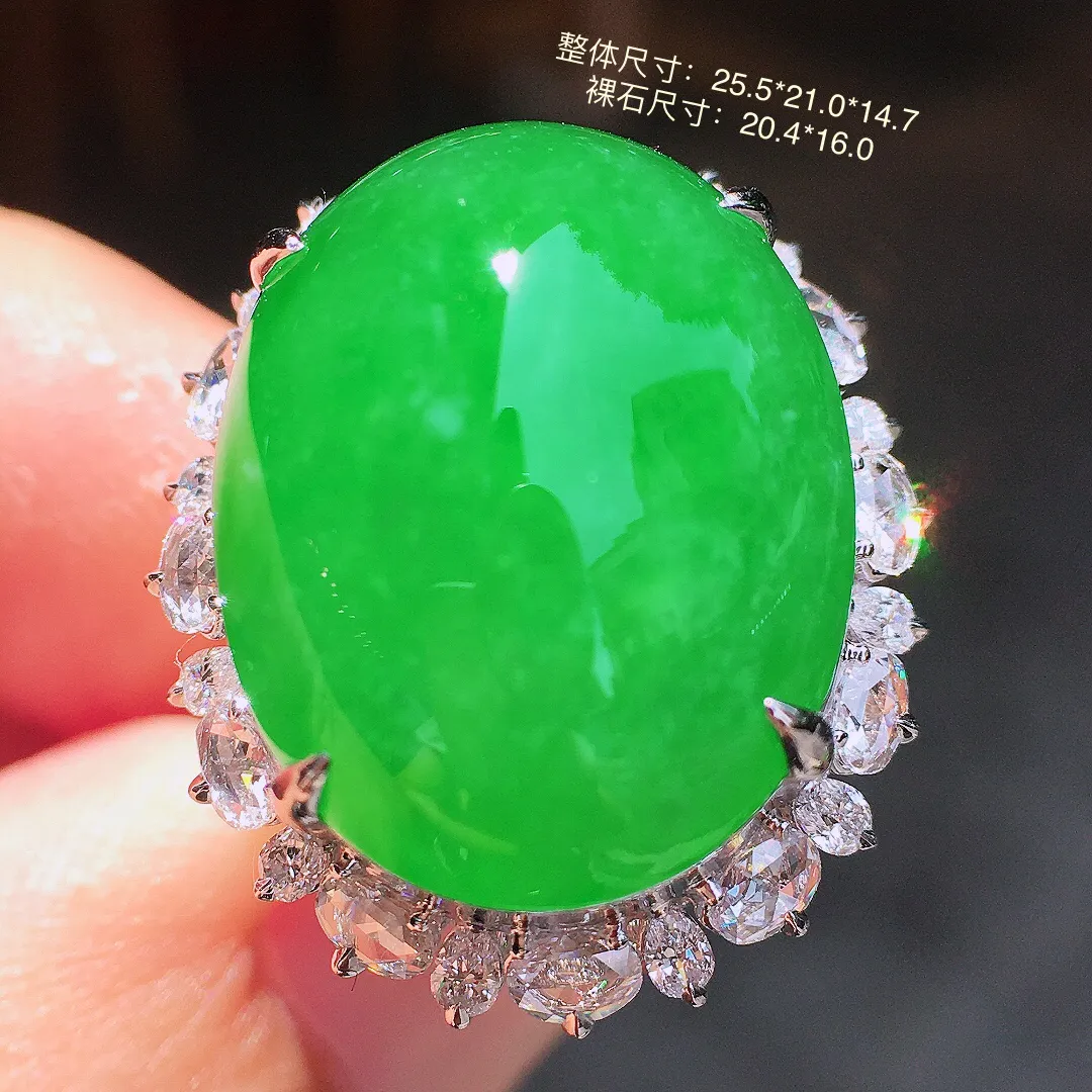 阳绿蛋面戒指，色泽均匀艳丽，玉质细腻，荧光感超
强，饱满圆润，气质满满。18k
金豪华镶嵌