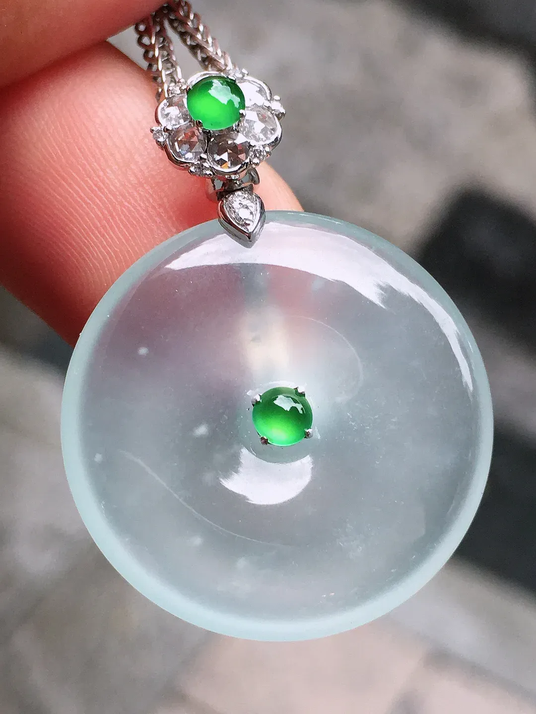 高冰平安扣吊坠，玉质细腻，荧光感超
强，饱满圆润，气质满满。18k
金豪华镶嵌