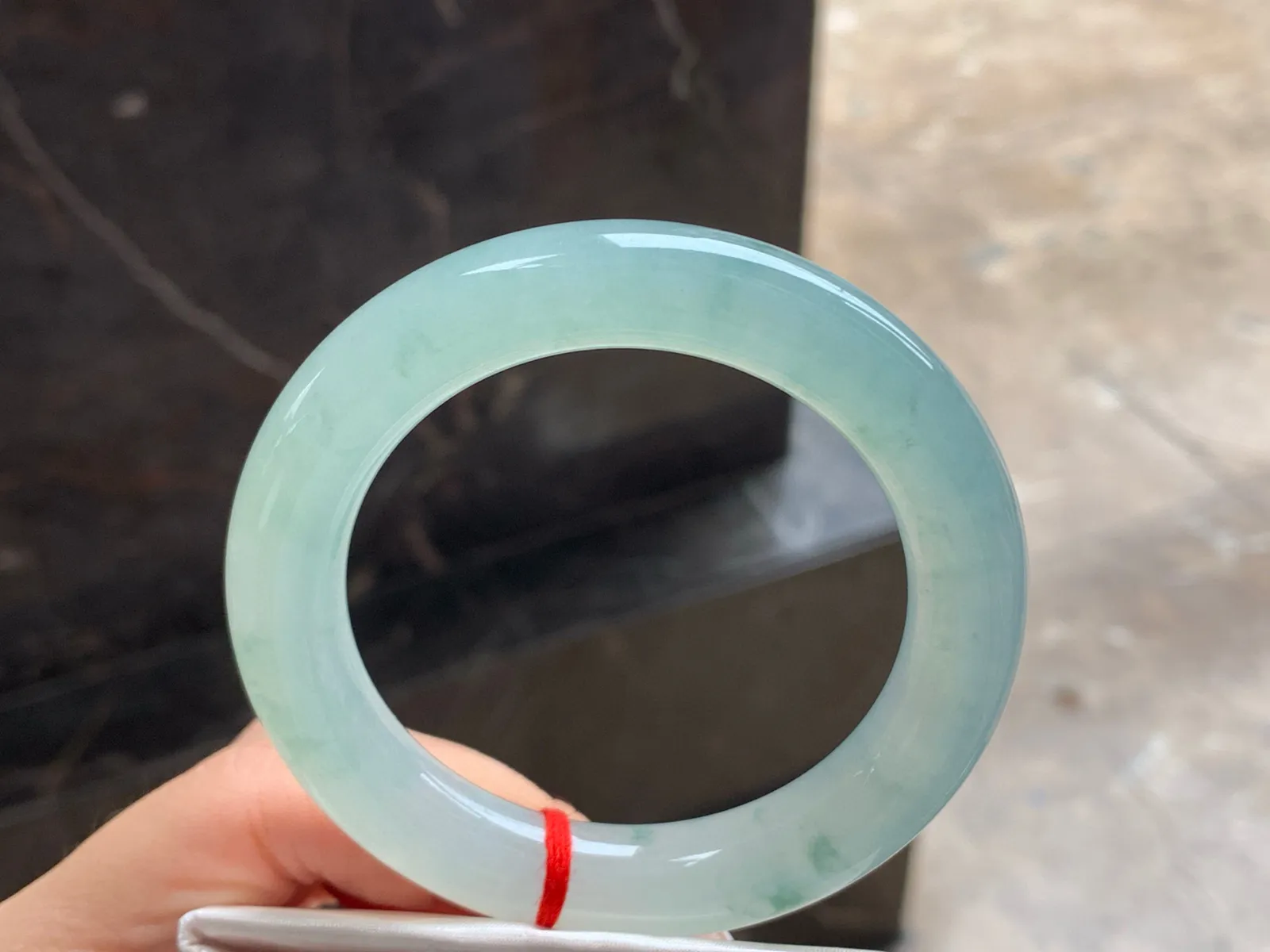 55-11.7

冰蓝花圆条手镯^_^种水好 透亮 种老胶感十足 晴底