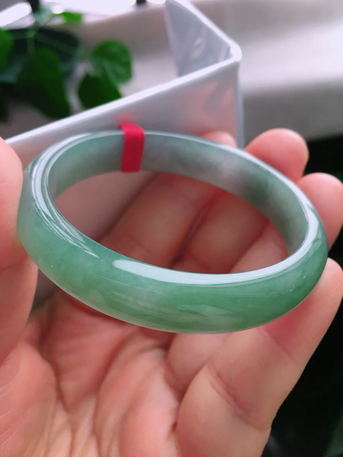 圈口55.8/49，贵妃手镯，正圈53.8可戴，绿底，玉质水润细腻，尺寸55.8-12-7.1mm