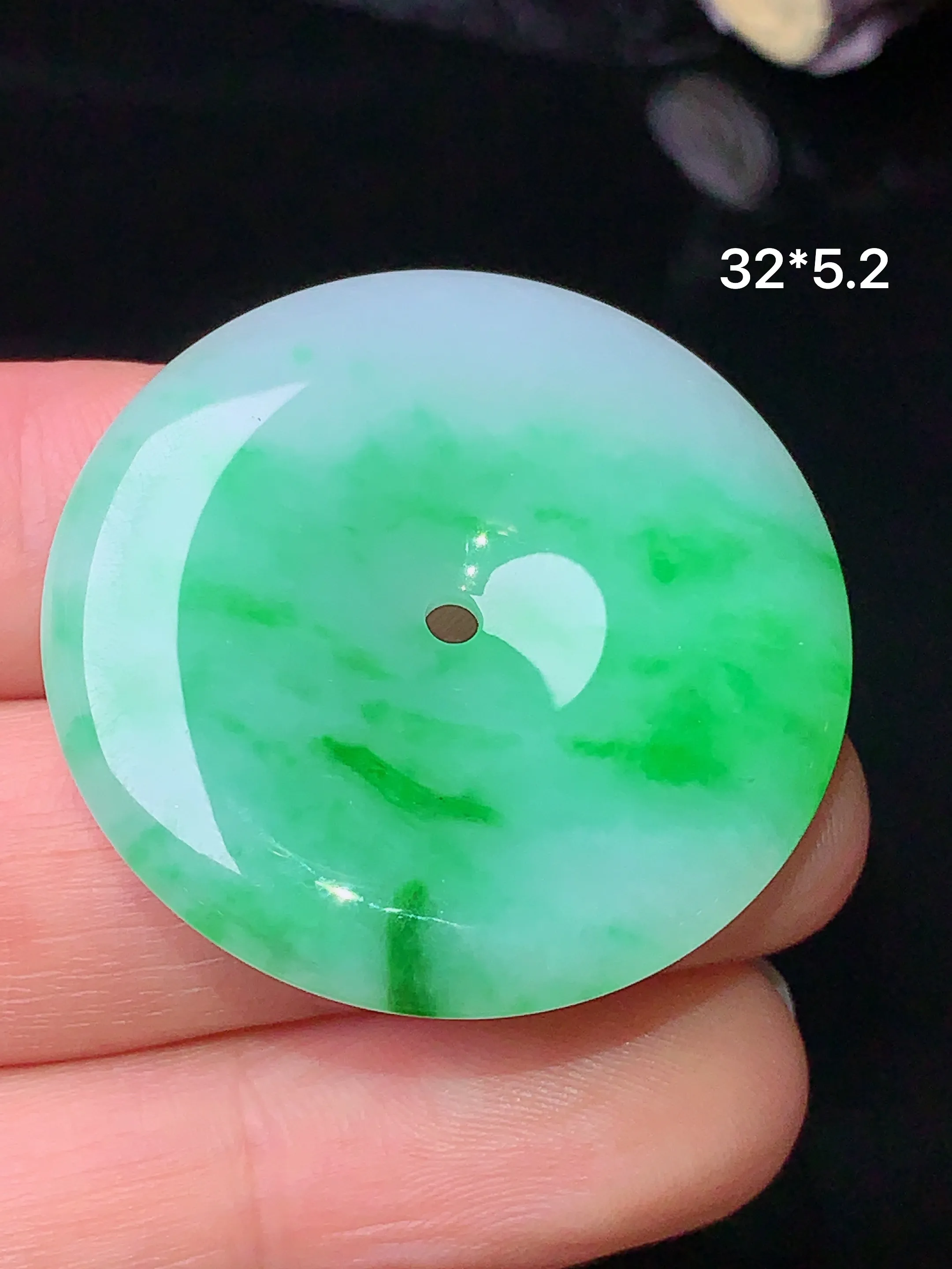 翠绿平安扣吊坠 玉质细腻 色泽艳丽 整体尺寸32*5.2