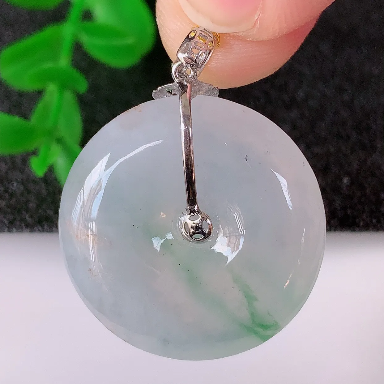 自然光实拍，18K金镶嵌水润冰种飘绿翡翠平安扣吊坠，翡翠平安扣，冰润光泽，寓意平平安安，平安扣佩戴时尚漂亮！#00.19整体39*23*5.6裸石23*23