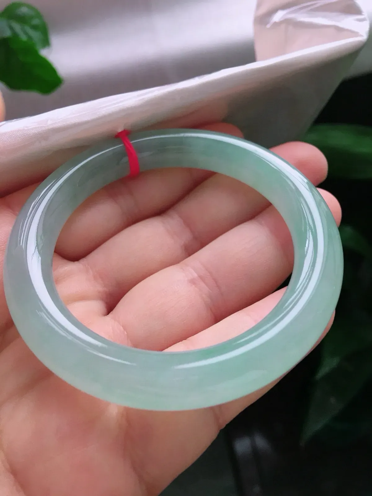 圈口55.3，圆条手镯，冰晴水，玉质冰润细腻，尺寸55.3-10.8-10.2mm