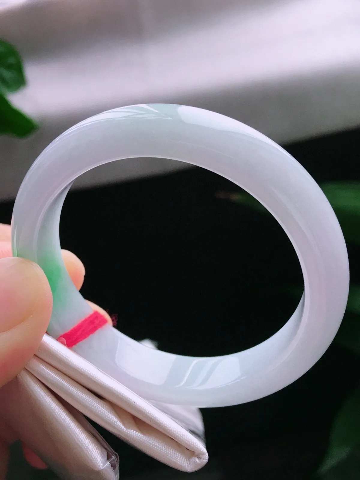 圈口52，正圈手镯，小圈口，玉质冰润，色泽鲜艳，尺寸52-12.5-7.2mm