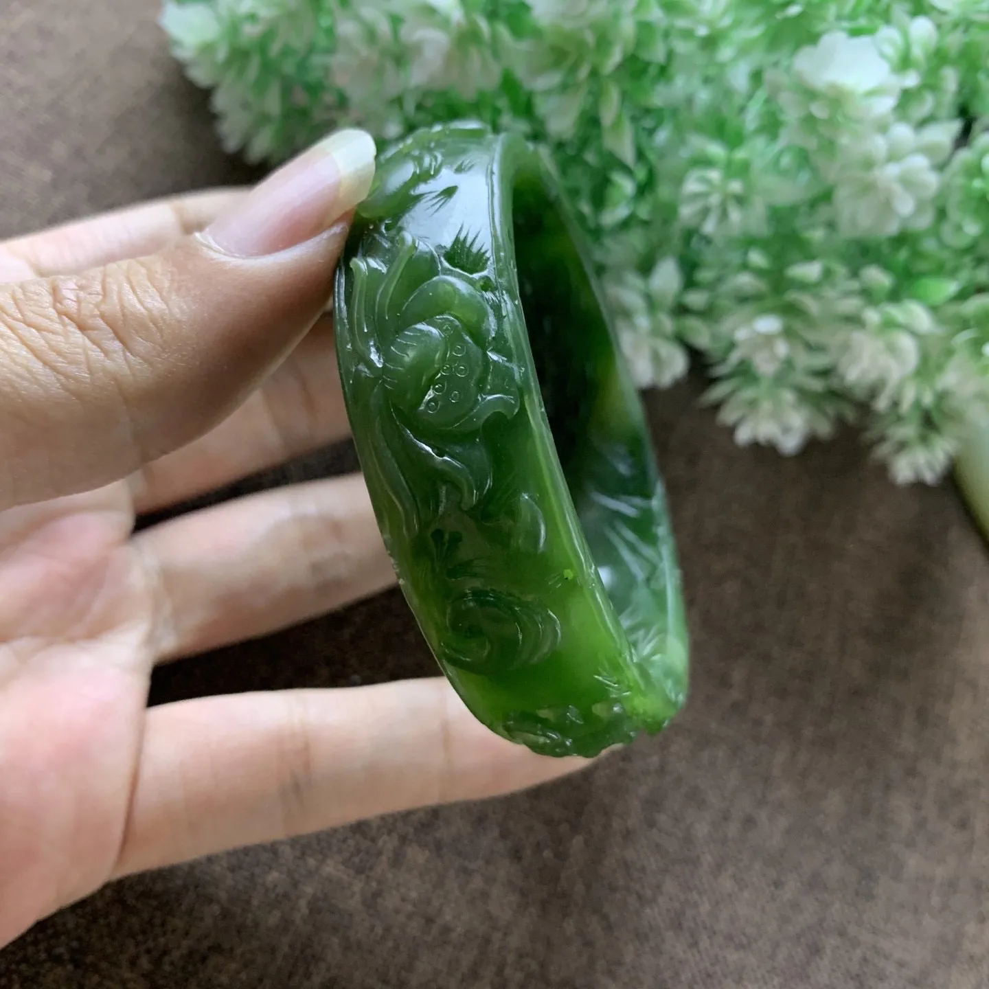 和田玉碧玉57.3圈口菠菜绿手镯！圈口57.3宽18玉质细腻油润 底色纯净 脂粉好，品质好！