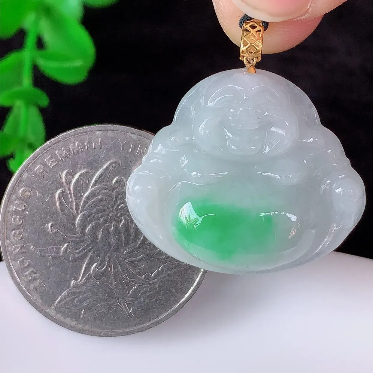 自然光实拍，18K金镶嵌冰糯种飘阳绿翡翠佛公吊坠，冰透饱满， 佛公亦保平安，寓意有福（佛公）相伴，品相佳，配戴优雅迷人！#00.19
