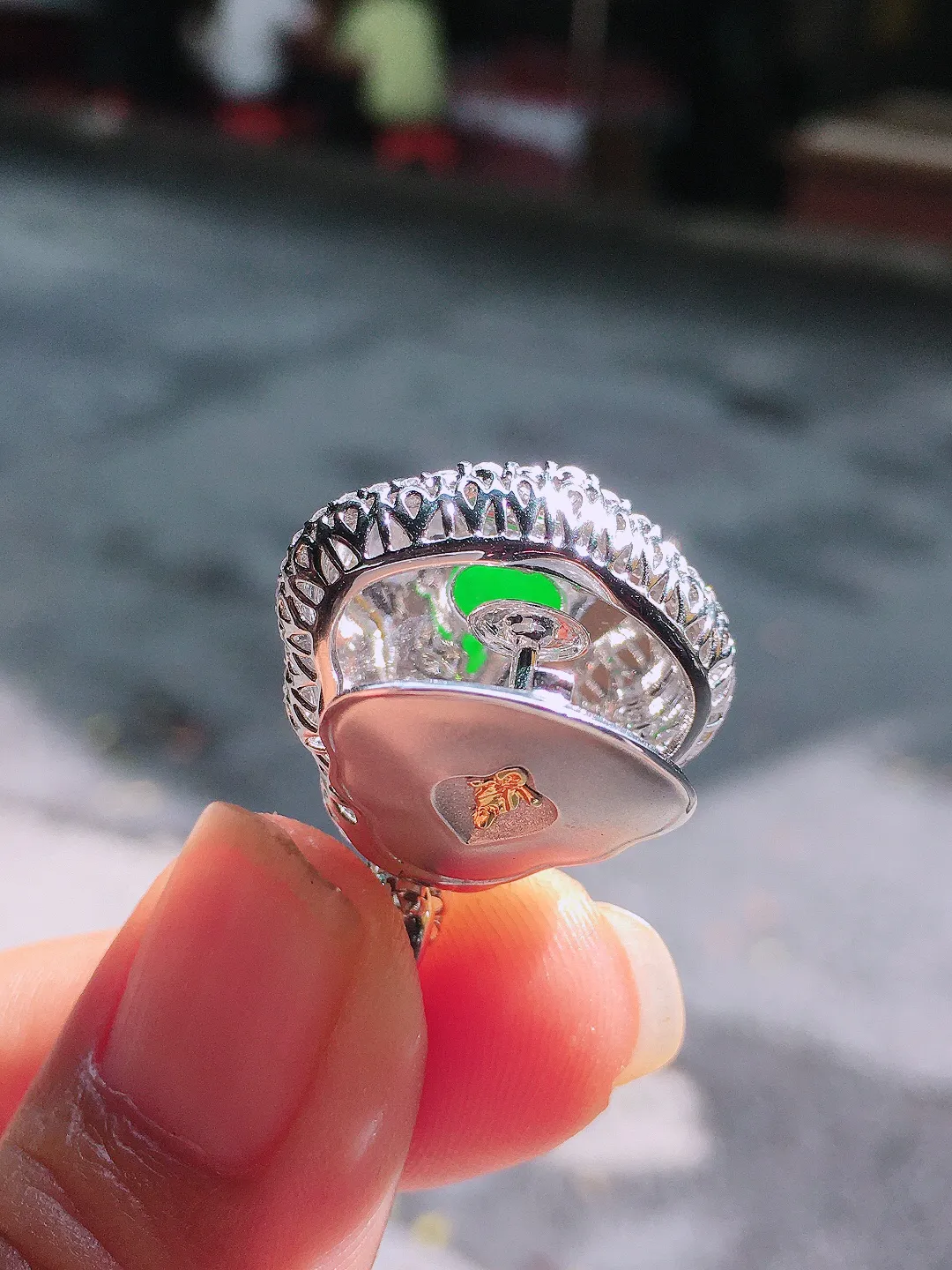 阳绿佛公吊坠，色泽均匀艳丽，玉质细腻，荧光感超
强，饱满圆润，气质满满。18k
金豪华镶嵌