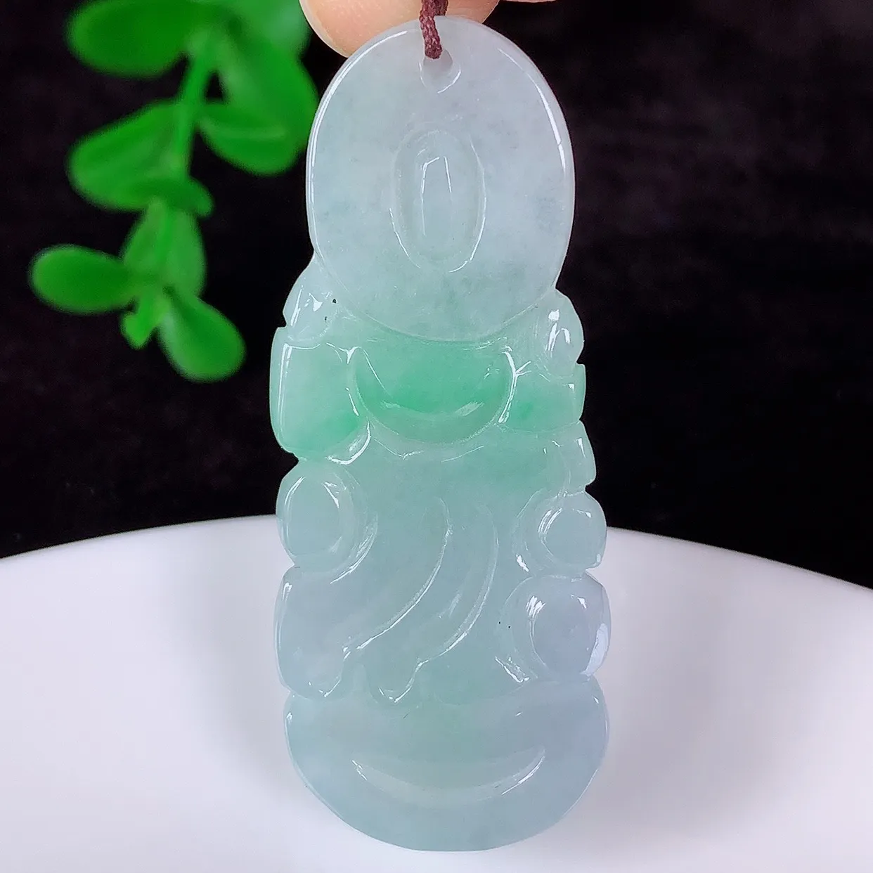 自然光实拍，冰糯种飘阳绿翡翠正装观音吊坠，赐福翡翠观音，翠色迷人，观音面相端庄，佩戴时尚出众！#57.19