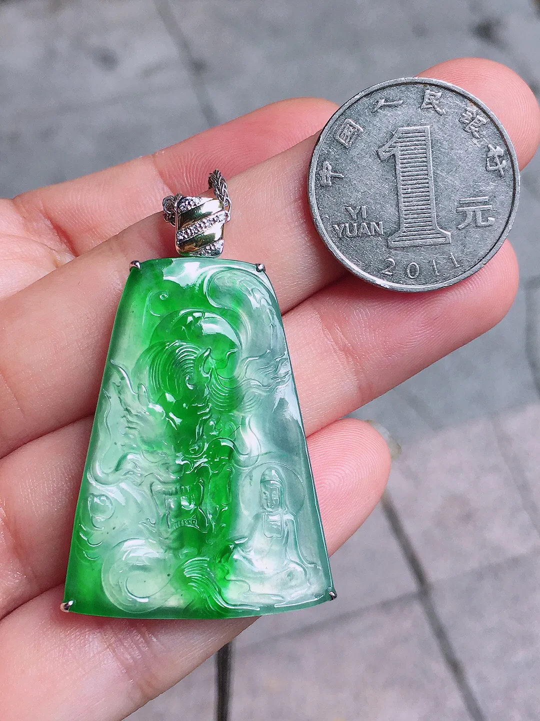 飘绿【神龙护主】吊坠，色泽艳丽，玉质细腻，荧光感超
强，饱满圆润，气质满满。18k
金豪华镶嵌