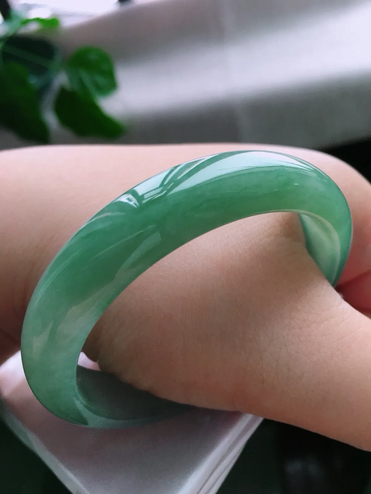 圈口55.8/49，贵妃手镯，正圈53.8可戴，绿底，玉质水润细腻，尺寸55.8-12-7.1mm