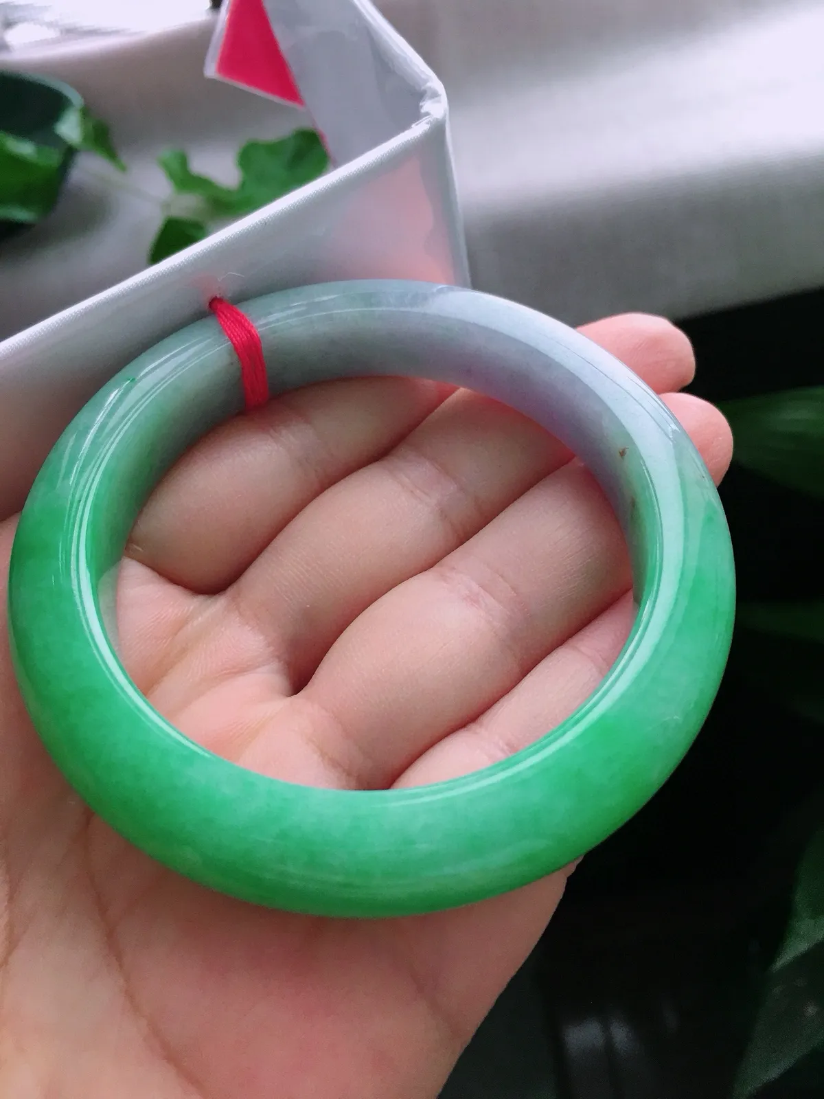 圈口58.5，正圈手镯，玉质冰润细腻，色泽鲜艳，尺寸58.5-12.2-9.9mm