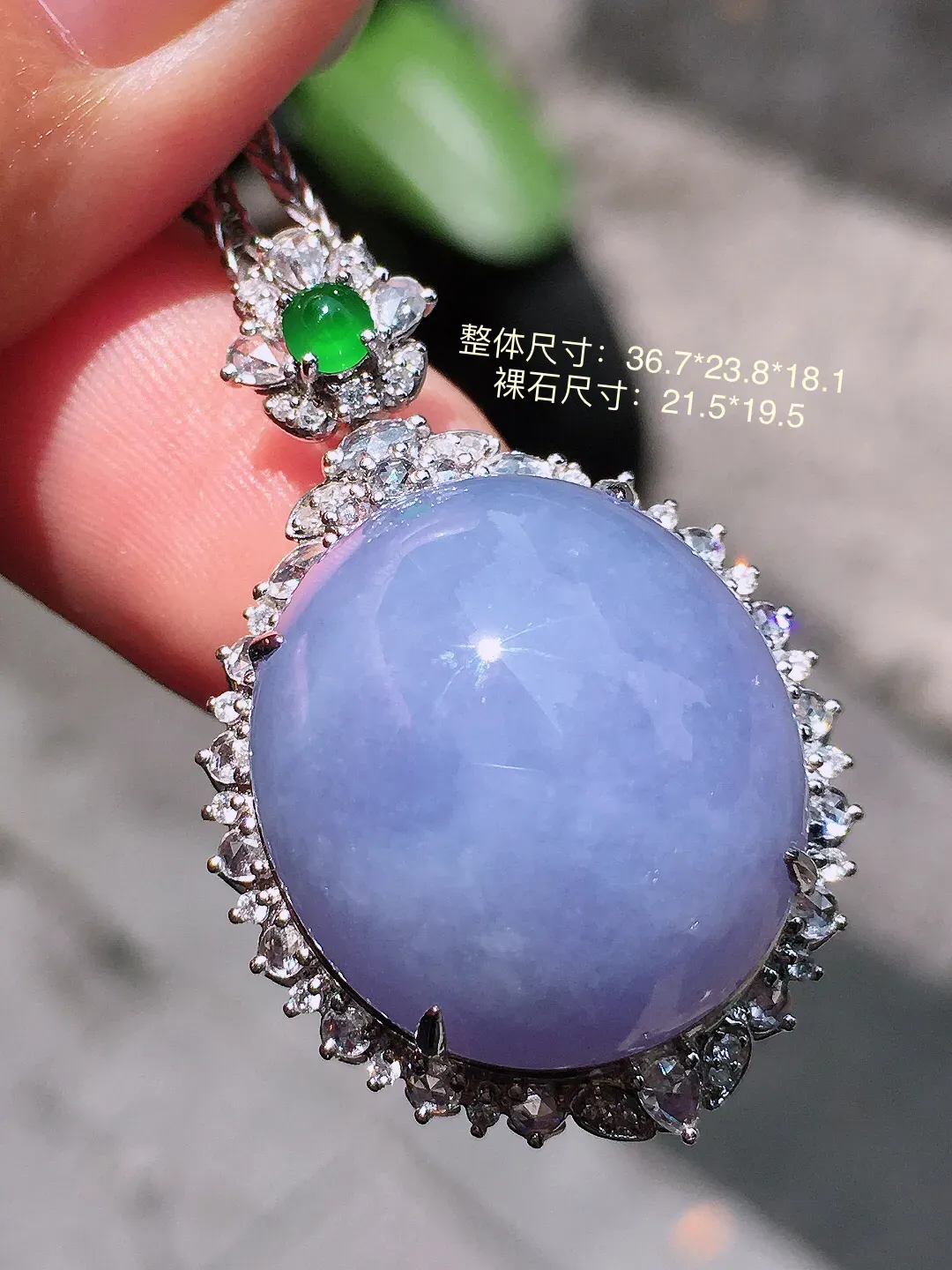 紫罗兰蛋面吊坠，色泽均匀艳丽，玉质细腻，荧光感超
强，饱满圆润，气质满满。18k
金豪华镶嵌
