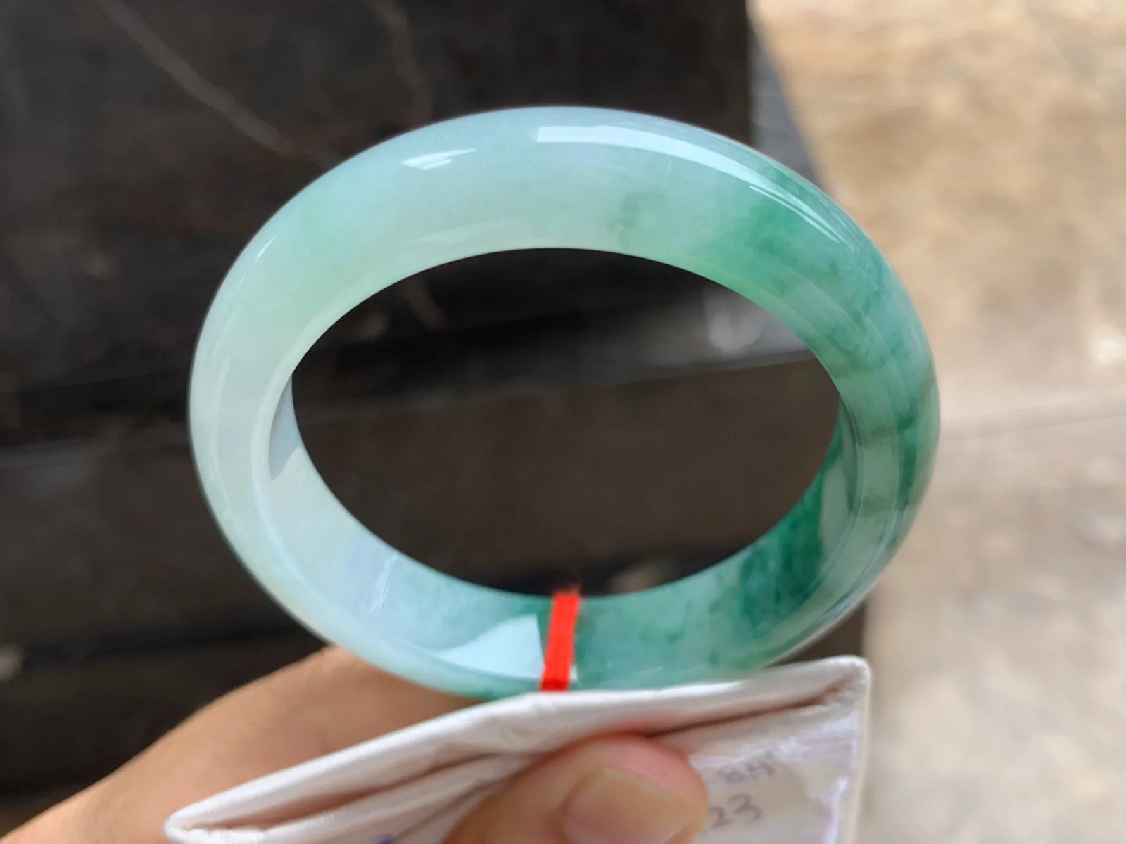 54.5-12-7.5mm
瓜皮绿手镯 底子细腻 特色镯
气质