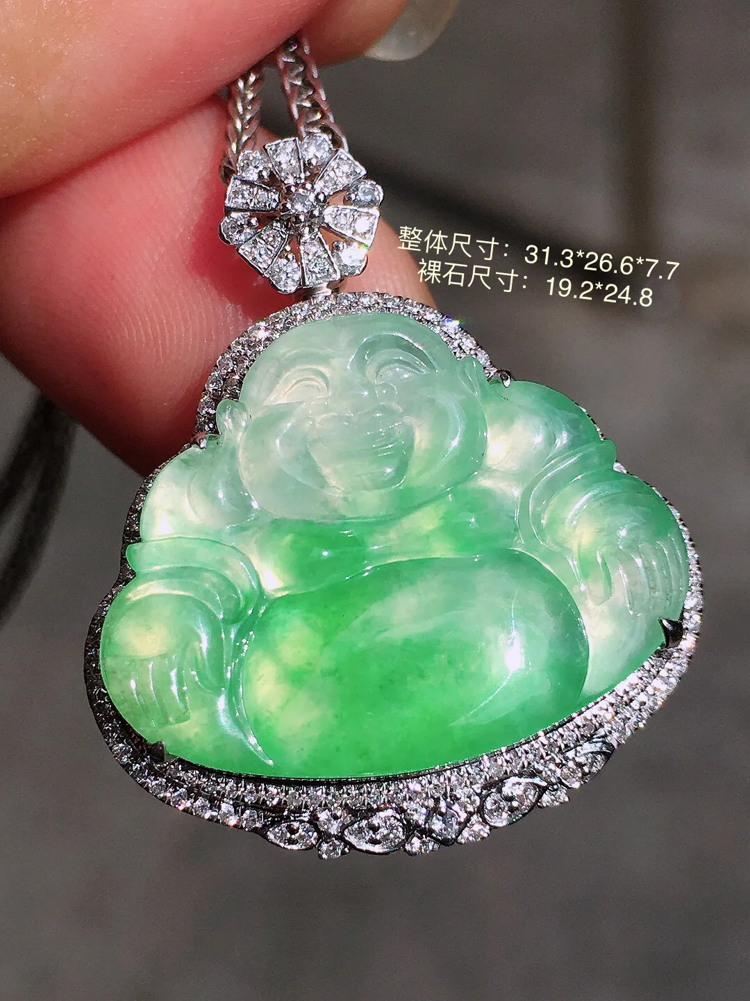 飘绿佛公吊坠，色泽艳丽，玉质细腻，荧光感超
强，饱满圆润，气质满满。18k
金豪华镶嵌