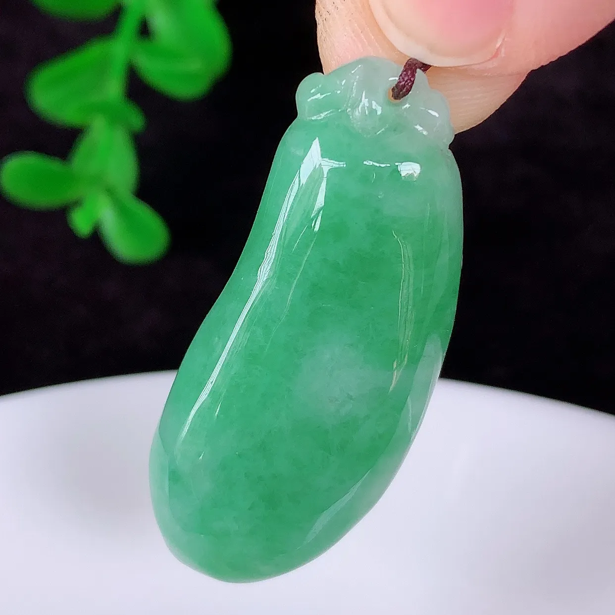 自然光实拍，冰润冰糯种满绿翡翠招财福瓜吊坠，翡翠福瓜招财瓜，冰润且起胶感，佩戴效果优雅迷人！#57.19