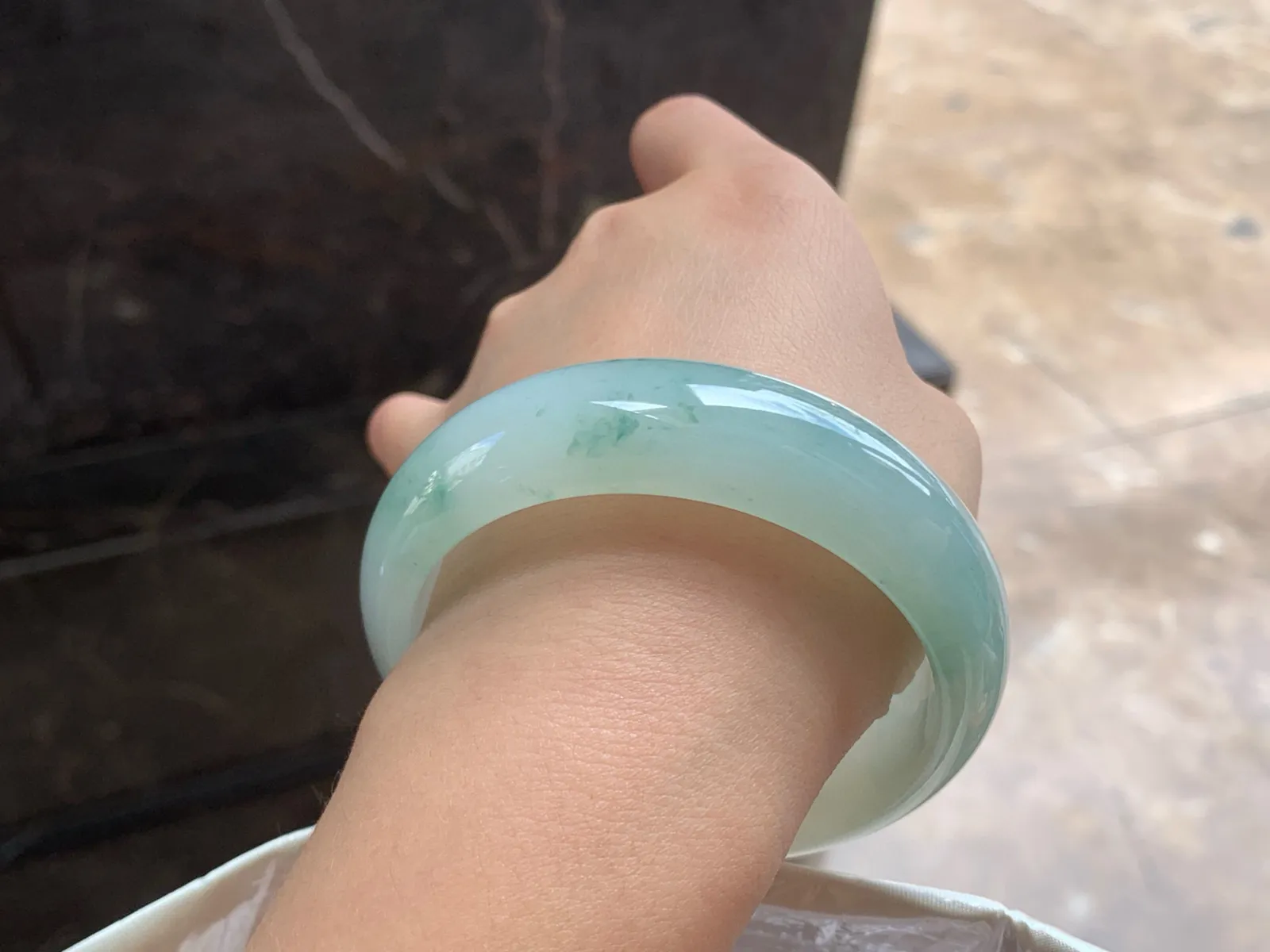 58-18-8.2

蓝花宽版手镯^_^玉质温润 肉质细腻