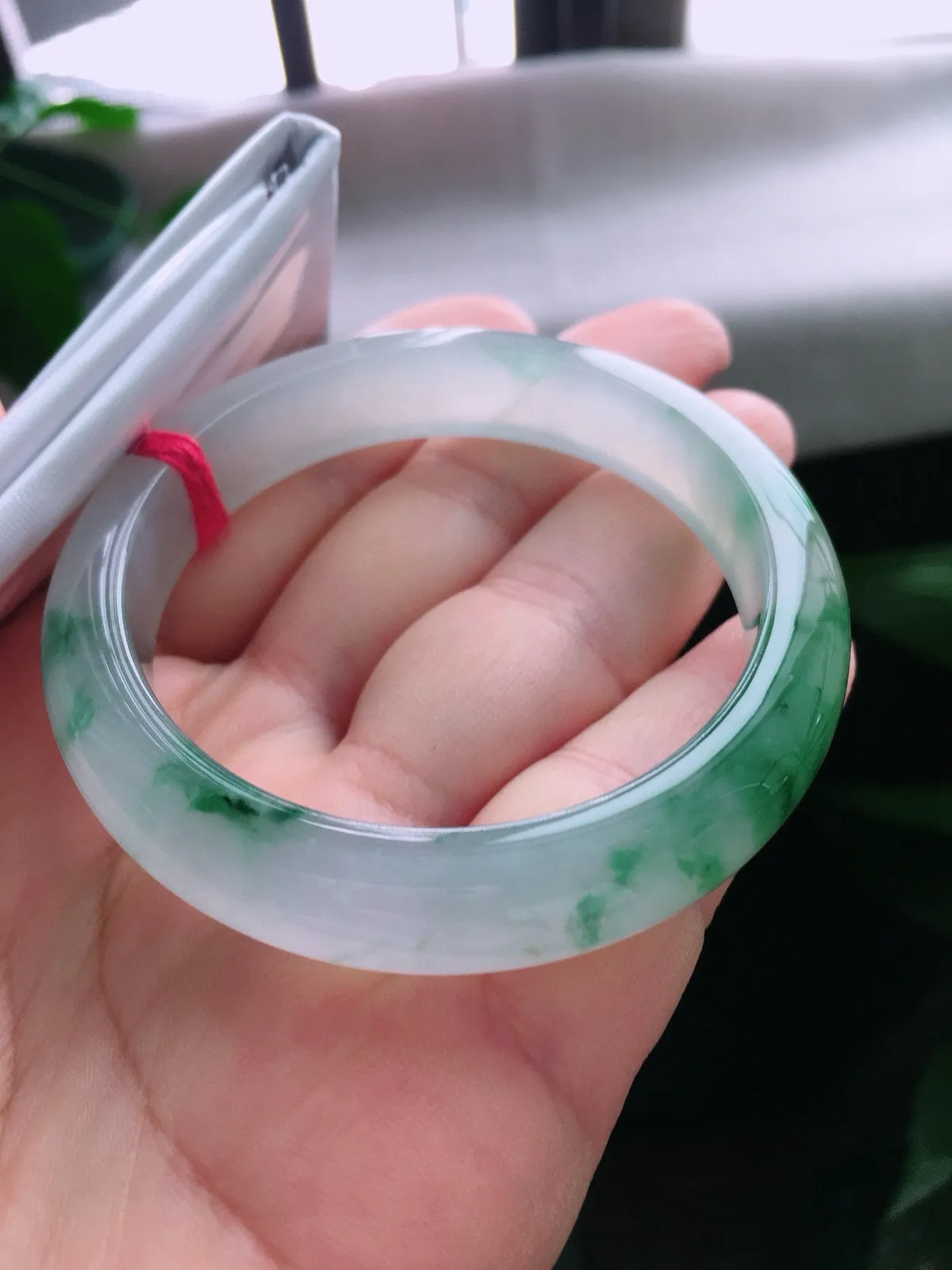 圈口54.2，正圈手镯，小圈口，飘花，玉质冰润的，种水佳，尺寸54.2-12.4-8mm