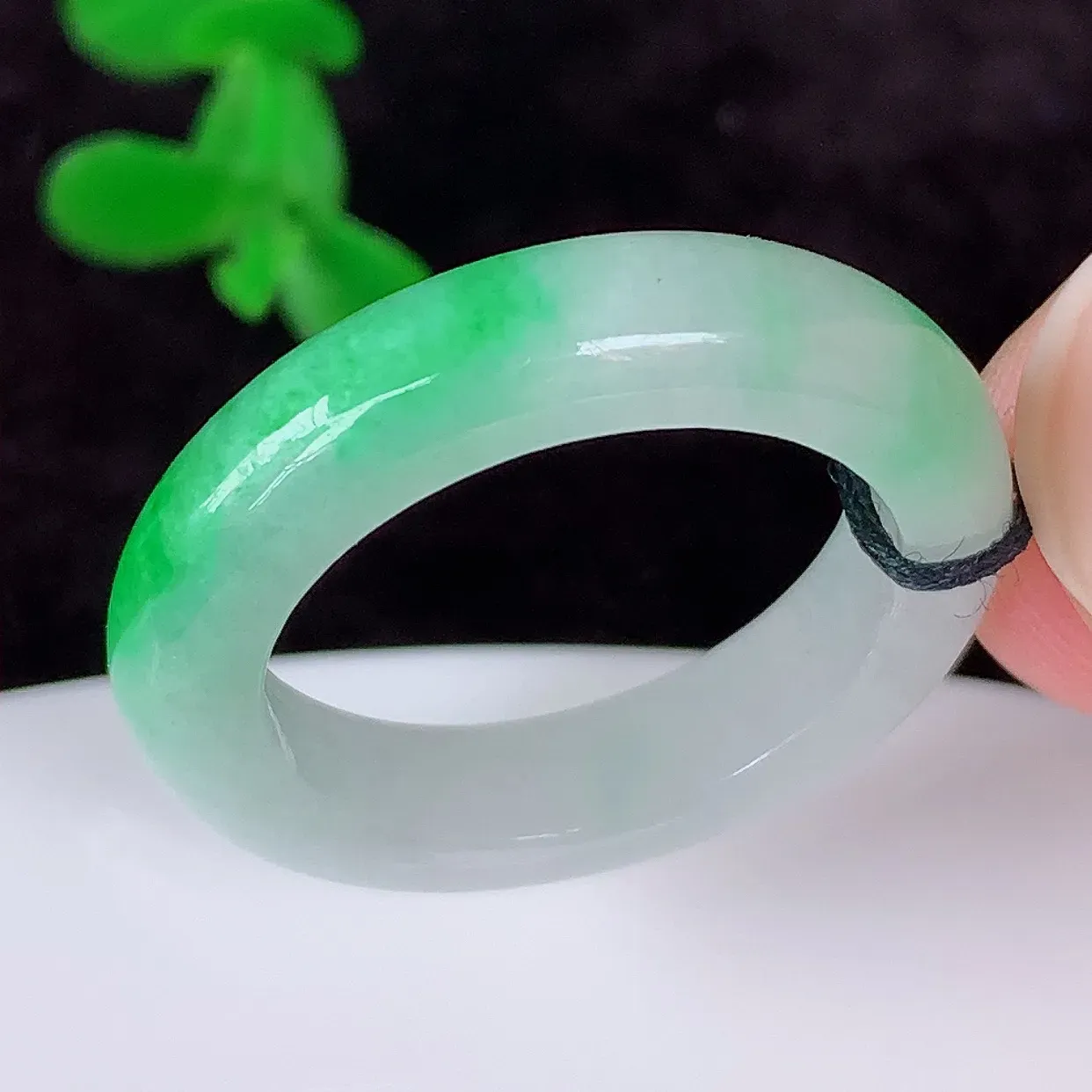 自然光实拍 冰润冰糯种飘阳绿19mm内径翡翠指环，玉戒指，玉质莹润，好精美好冰润的指环，17圈口，上手纤巧！#1.19