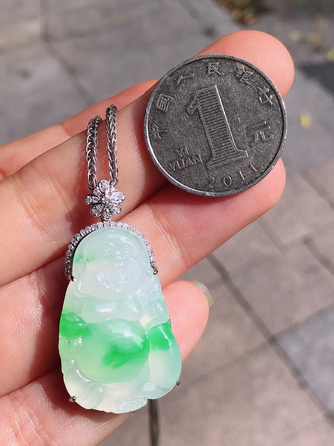 飘绿布袋佛吊坠，色泽艳丽，玉质细腻，荧光感超
强，饱满圆润，气质满满。18k
金豪华镶嵌