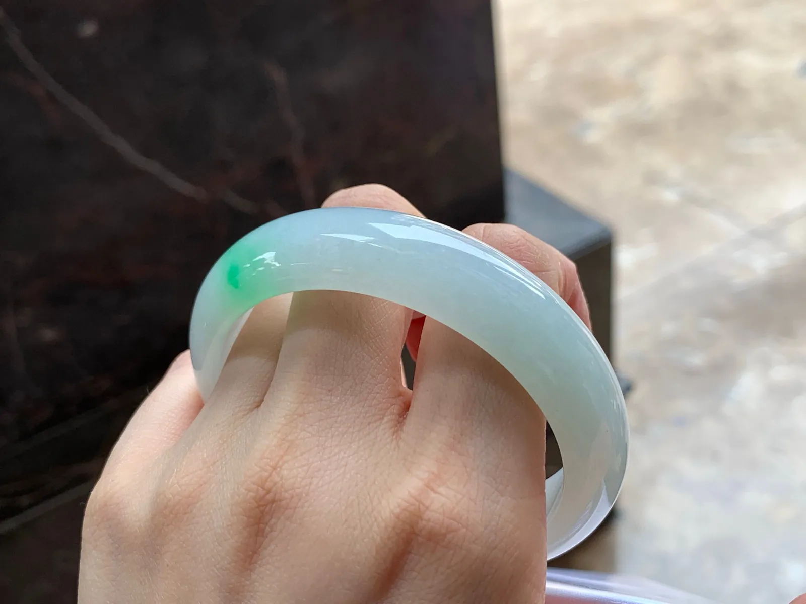 带色手镯
细腻 57/14.5/7.8mm