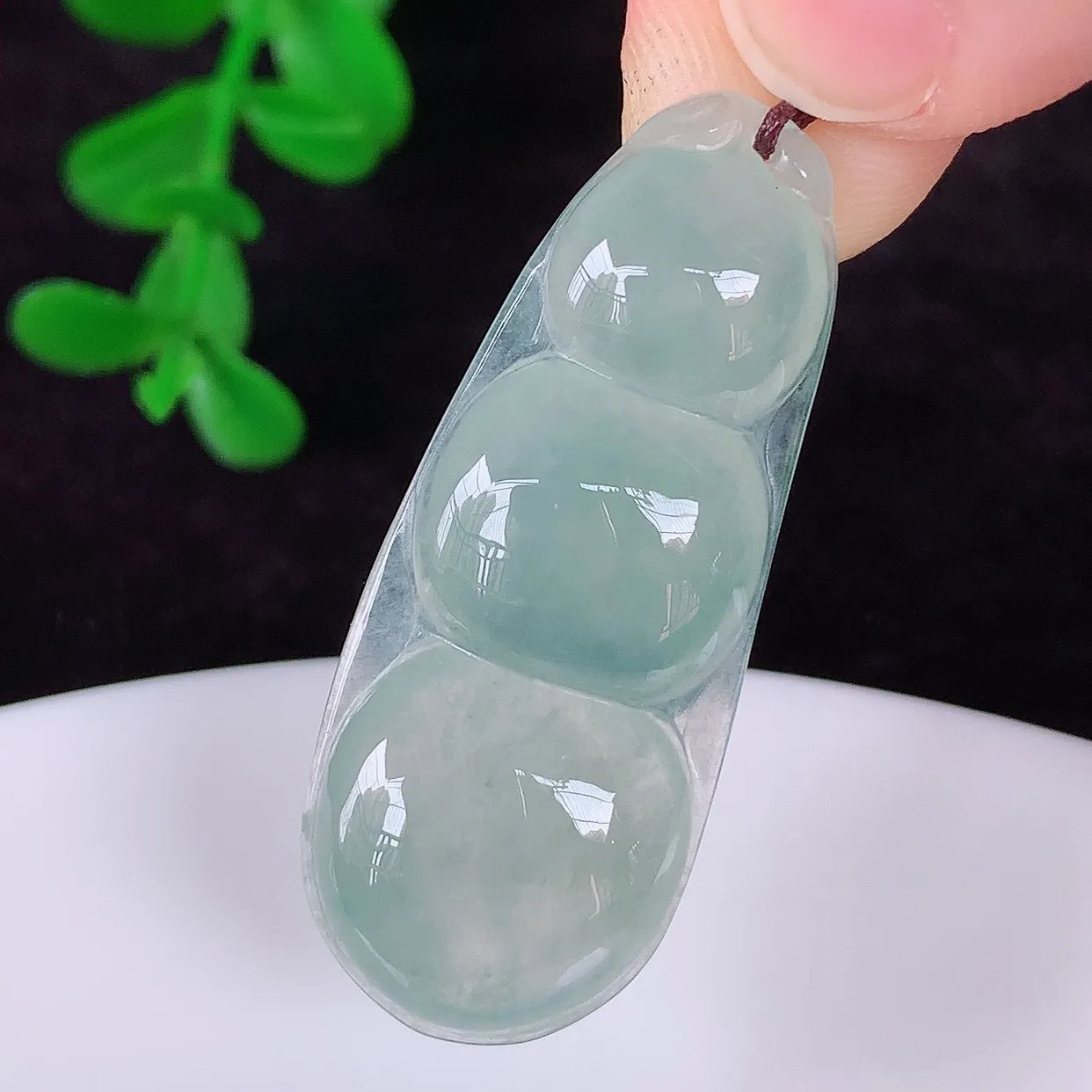 自然光实拍，冰润冰种翡翠四季豆吊坠，平安豆福豆玉坠，冰润通透，豆粒饱满，寓意：豆蔻年华！#57.19