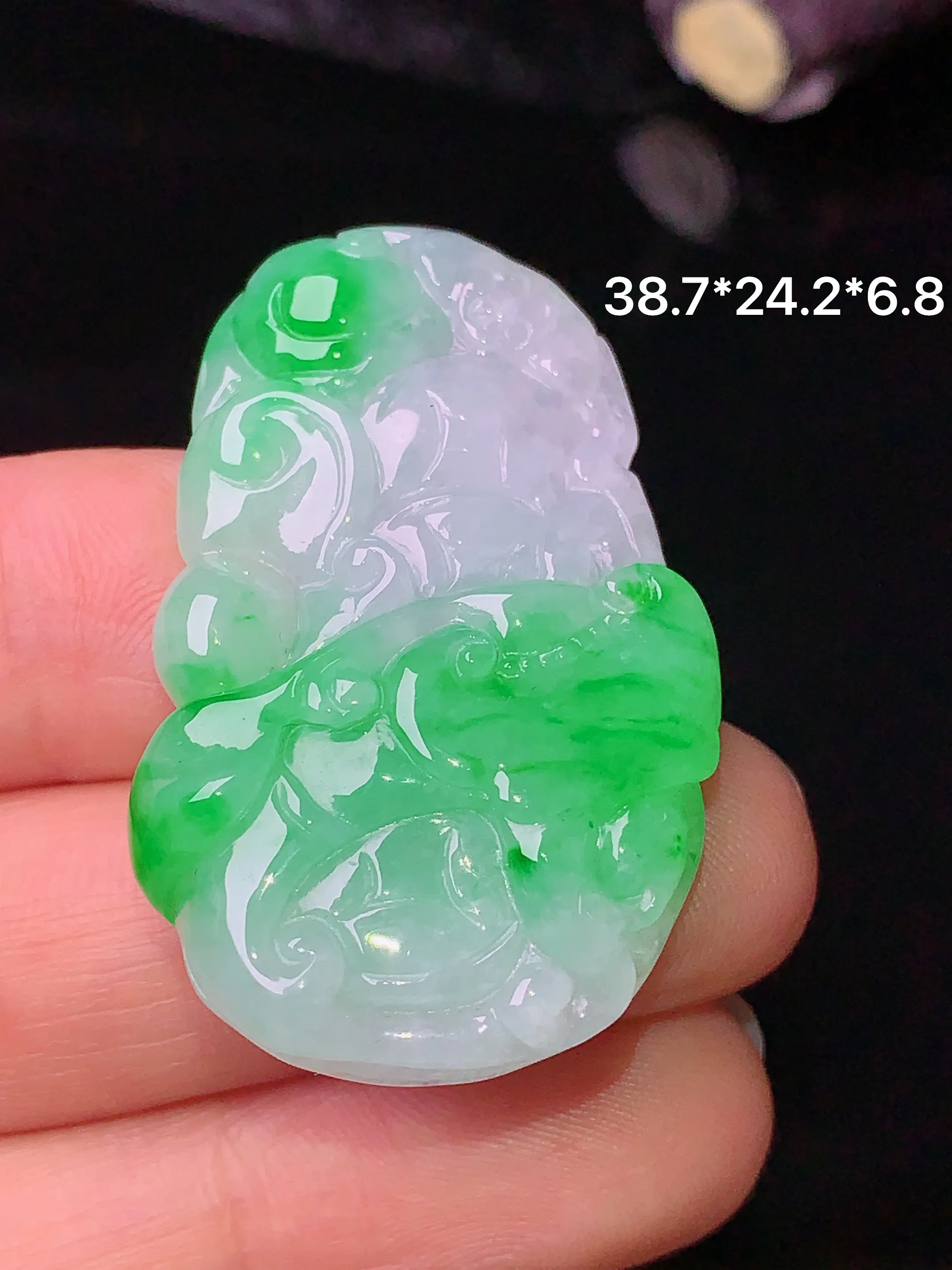 飘绿花件吊坠 玉质细腻 色泽艳丽 整体尺寸38.7*24.2*6.8