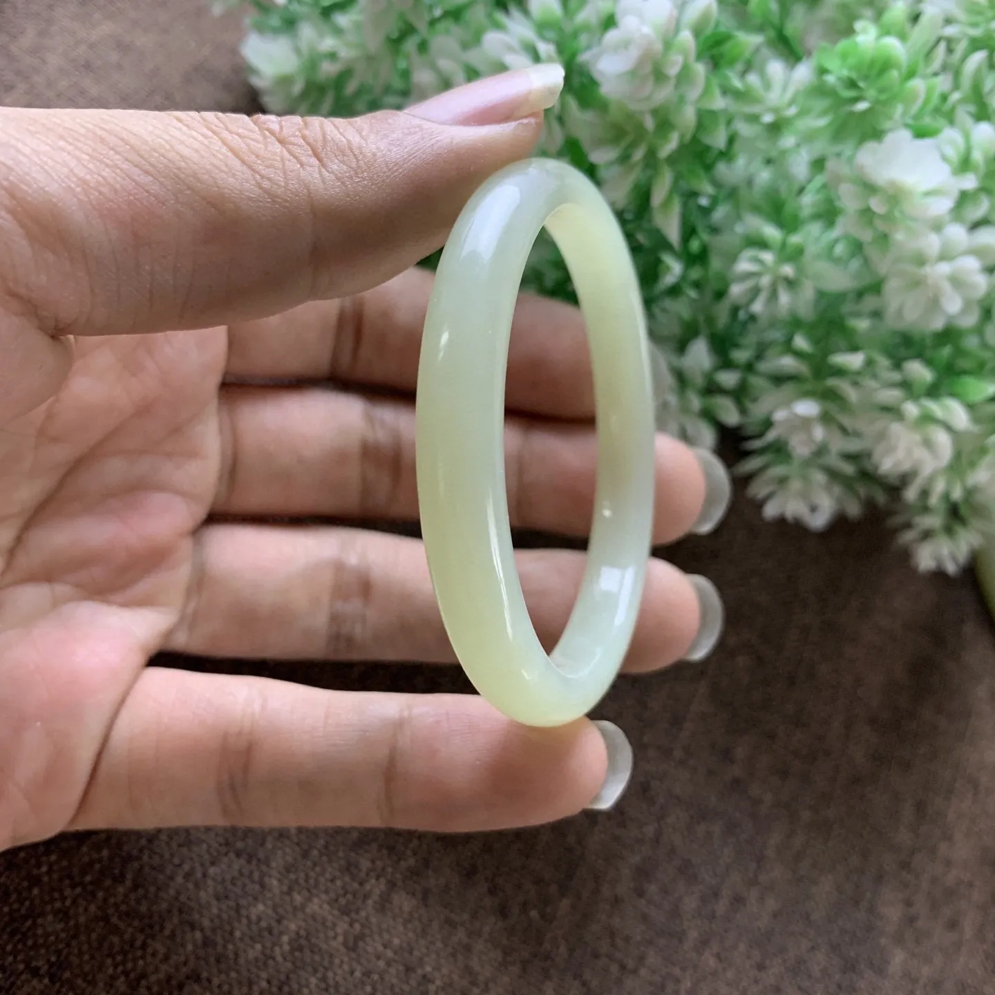 和田玉50.5圈口且末料手镯，玉质细腻油润 底色纯净 脂粉好，品质好！