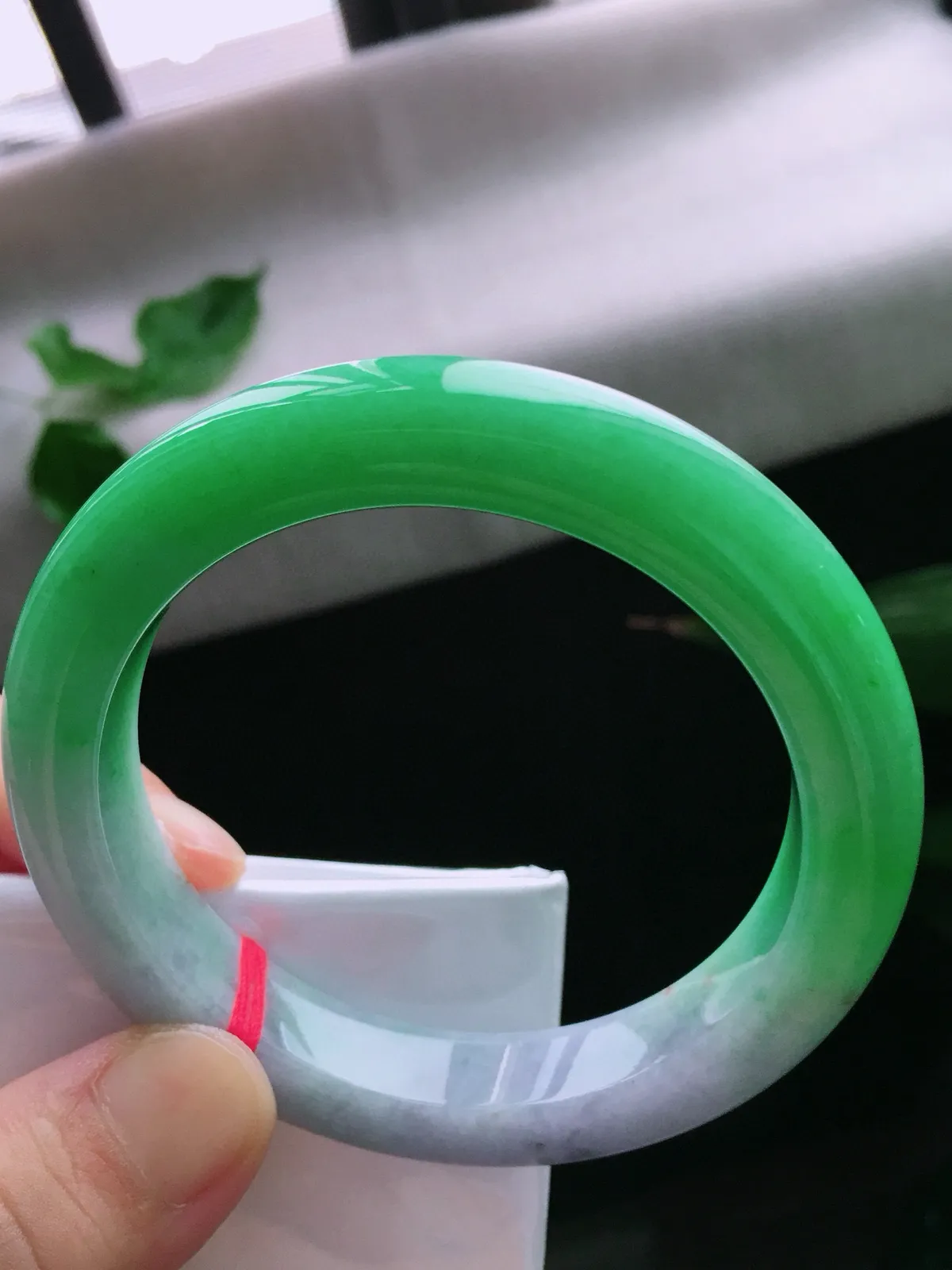 圈口58.5，正圈手镯，玉质冰润细腻，色泽鲜艳，尺寸58.5-12.2-9.9mm