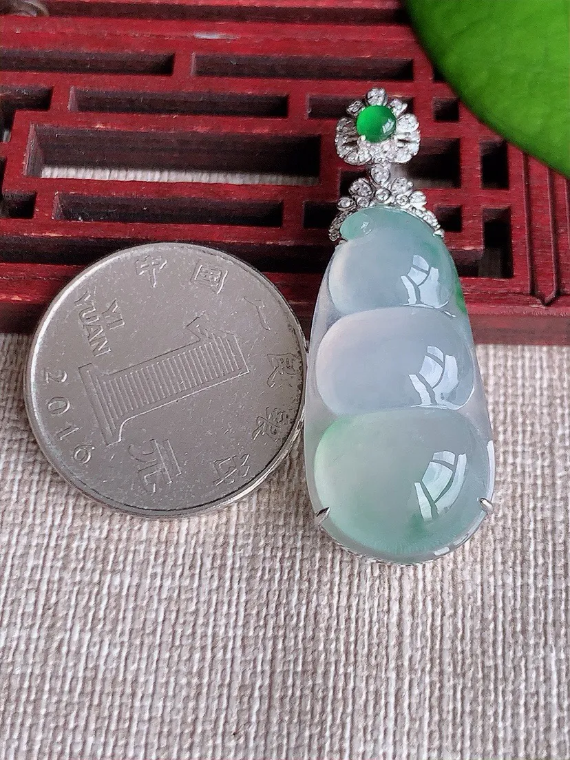 a货翡翠老坑冰种18K金伴钻镶嵌飘花四季豆福豆平安豆吊坠 尺寸42.5×30.3×15.4×9.6mm 重量6.94g 0620