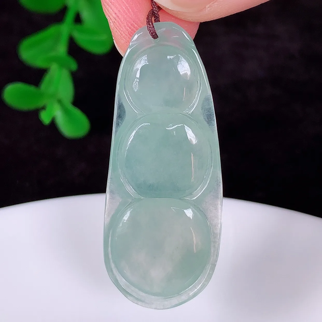 自然光实拍，冰润冰种翡翠四季豆吊坠，平安豆福豆玉坠，冰润通透，豆粒饱满，寓意：豆蔻年华！#57.19