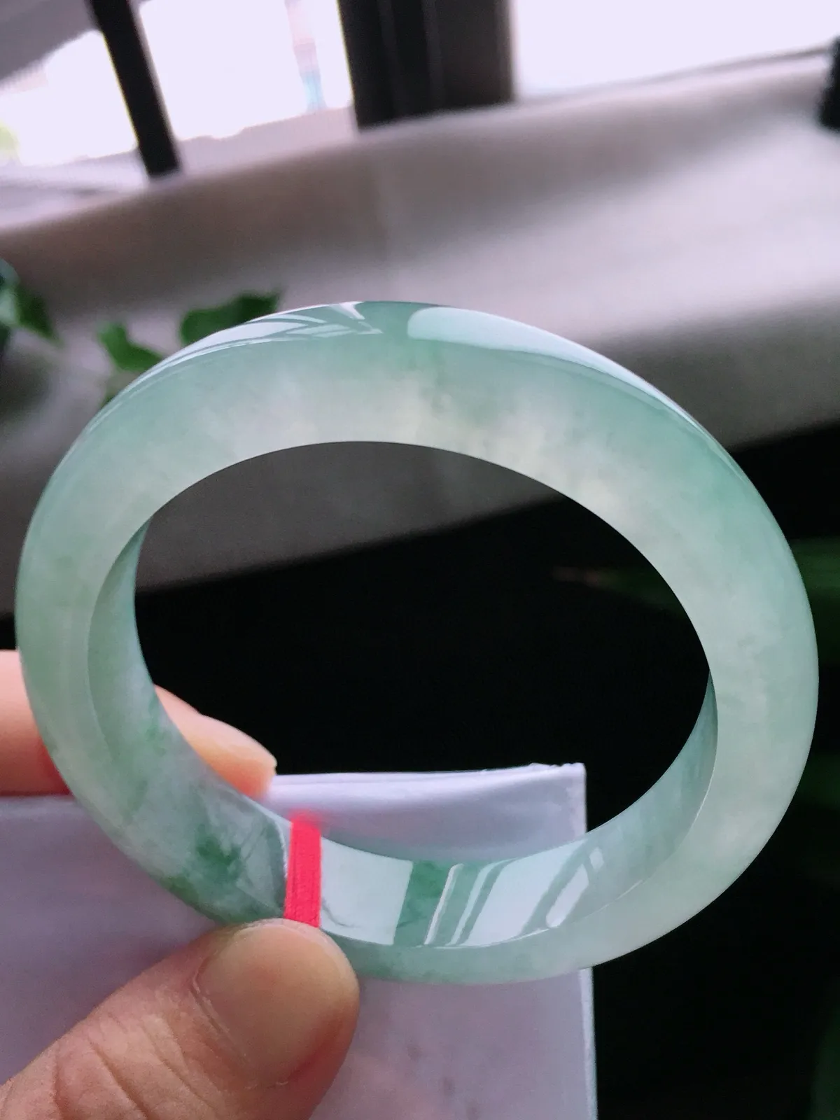 圈口56，正圈手镯，飘花，玉质冰润细腻，种水佳，尺寸56-14.1-8.7mm