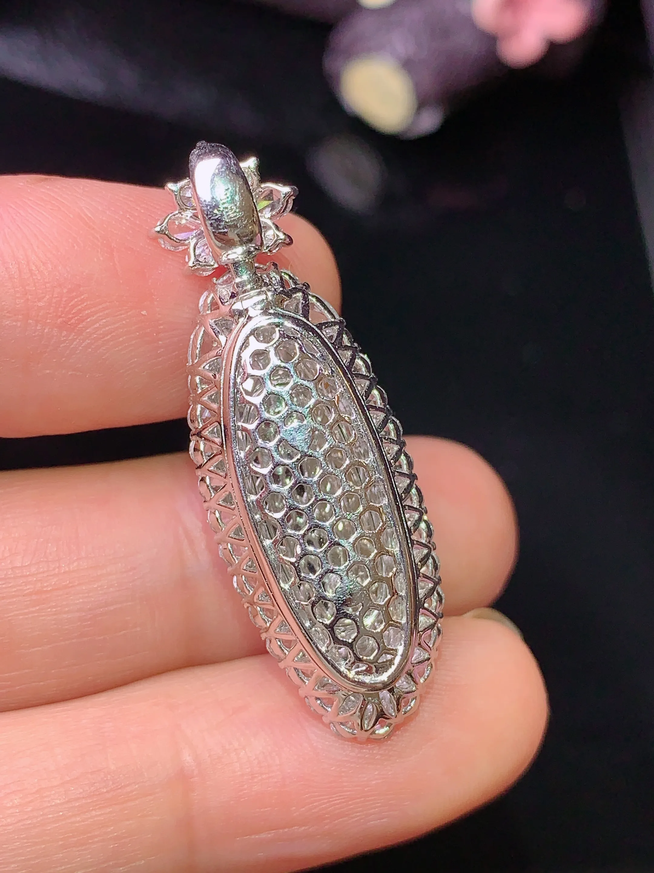 18k金钻镶嵌满绿福瓜吊坠 玉质细腻 水润亮眼 整体尺寸35.6*12.2*11.1