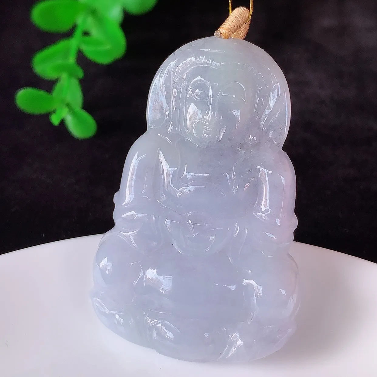自然光实拍，冰糯种紫罗兰翡翠观音吊坠，赐福翡翠观音，翠色迷人，观音面相端庄，佩戴时尚出众！#35.19