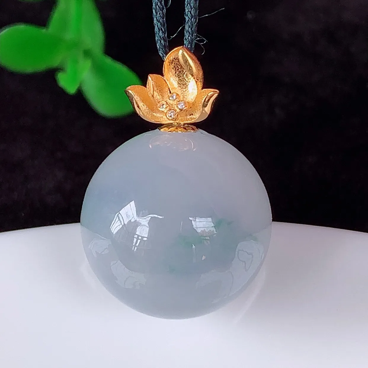 自然光实拍，18k金镶嵌冰润冰糯种紫底飘花翡翠转运珠圆珠吊坠，沁人心脾，精致典雅的设计，为佩戴者，增添色彩，送礼自留都是佳品选择！#1.19整体21.5*裸石15