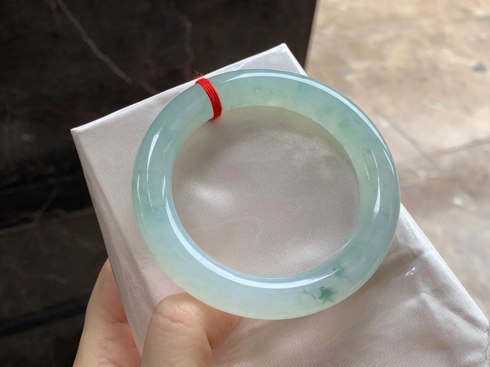 冰晴水飘花圆条手镯
尺寸：55.3-11.7-11.2mm
种水好 底色漂亮小清新