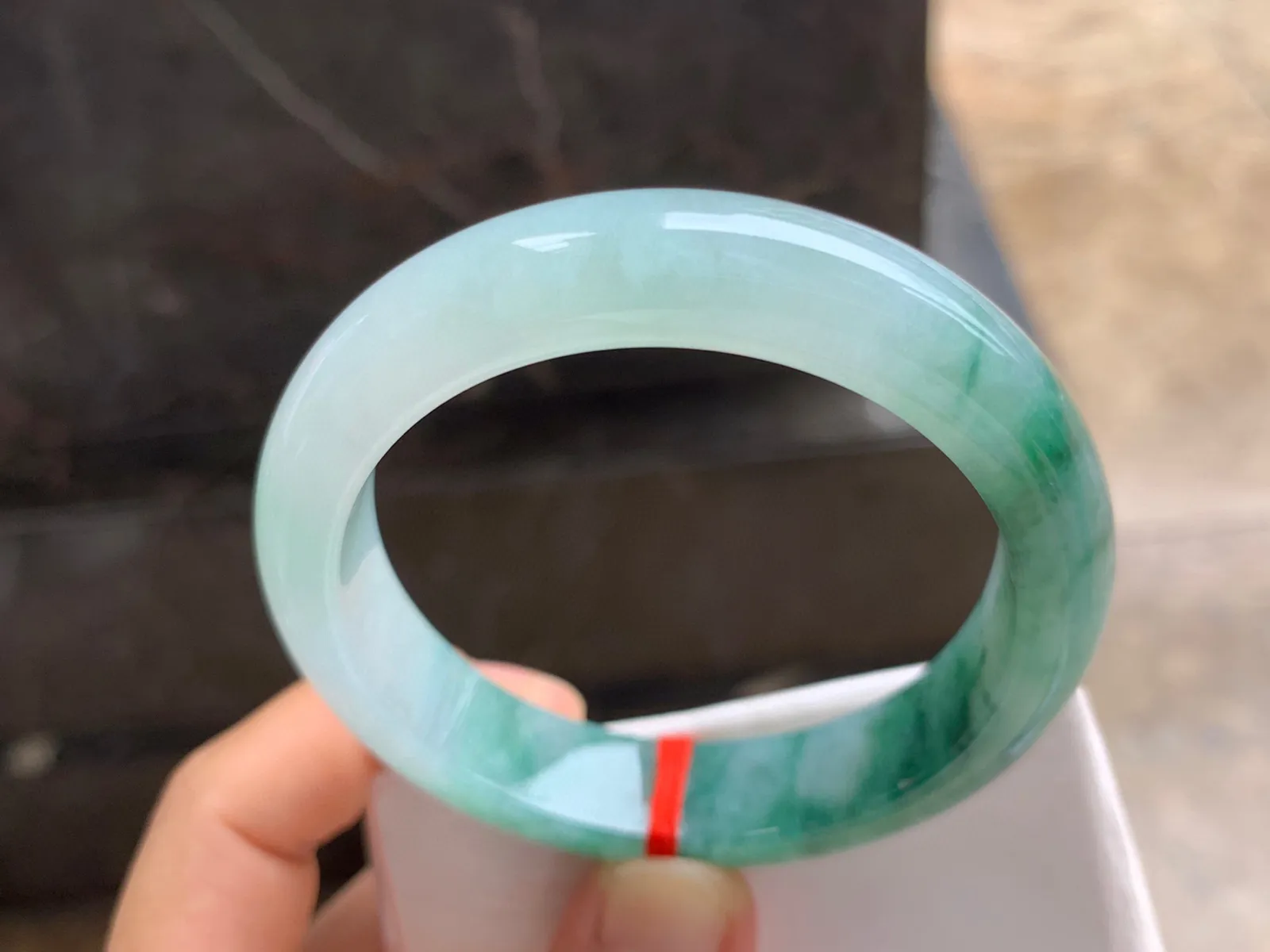 54.5-12-7.5mm
瓜皮绿手镯 底子细腻 特色镯
气质