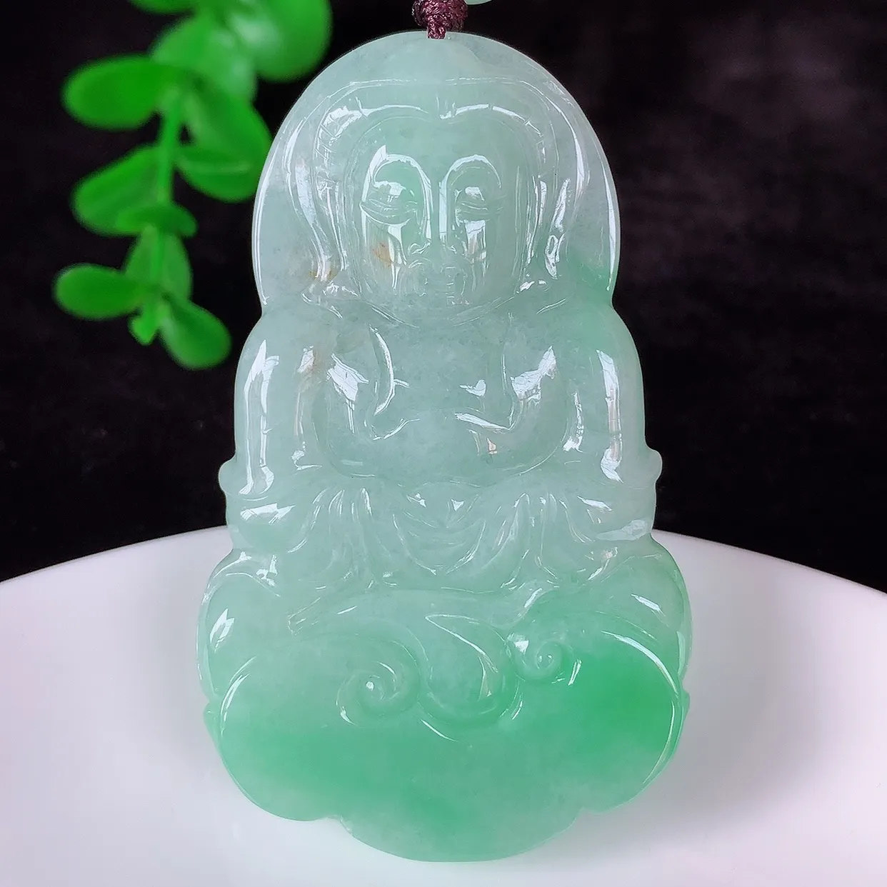 自然光实拍，冰糯种飘阳绿翡翠观音吊坠，赐福翡翠观音，翠色迷人，观音面相端庄，佩戴时尚出众！#46.1