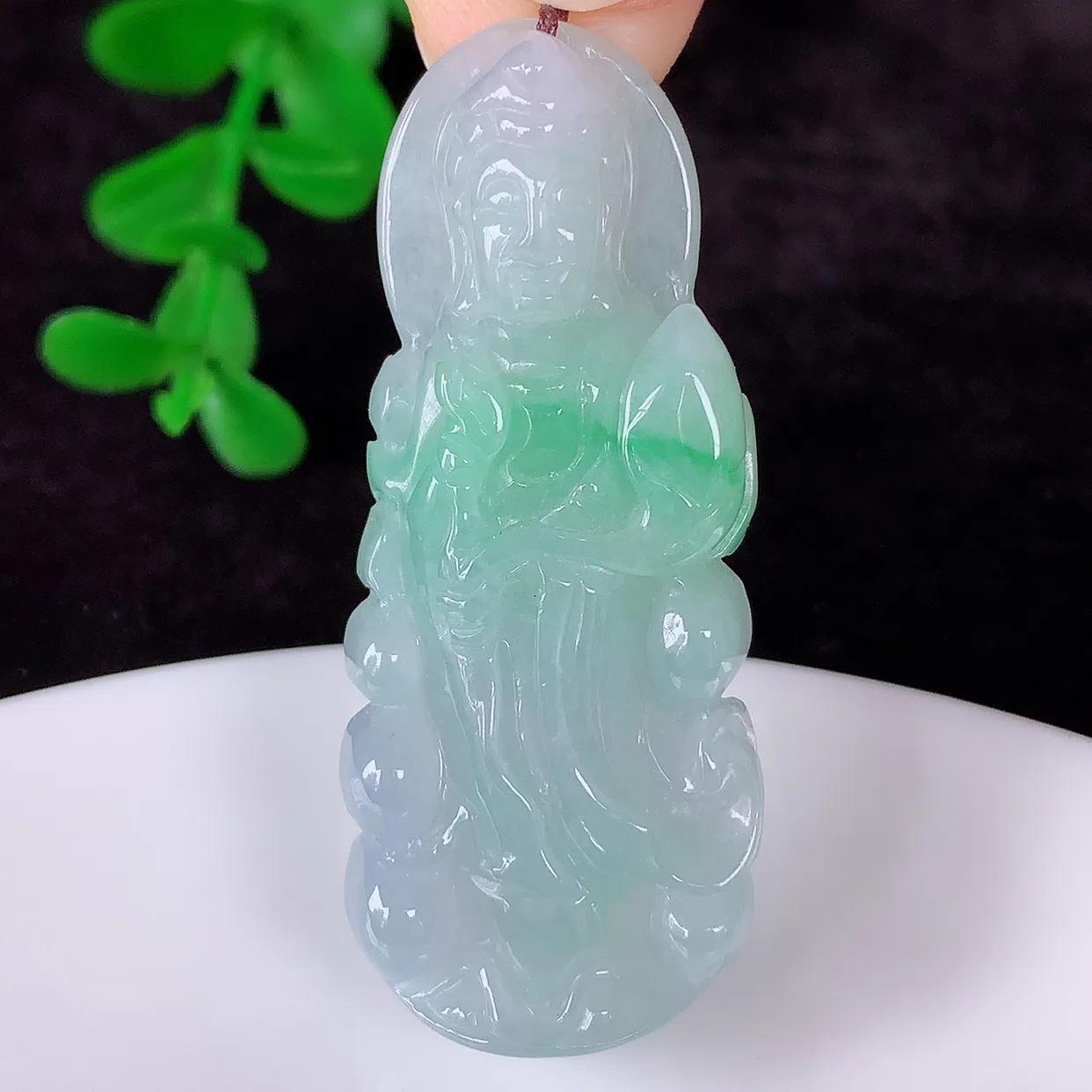 自然光实拍，冰糯种飘阳绿翡翠正装观音吊坠，赐福翡翠观音，翠色迷人，观音面相端庄，佩戴时尚出众！#57.19