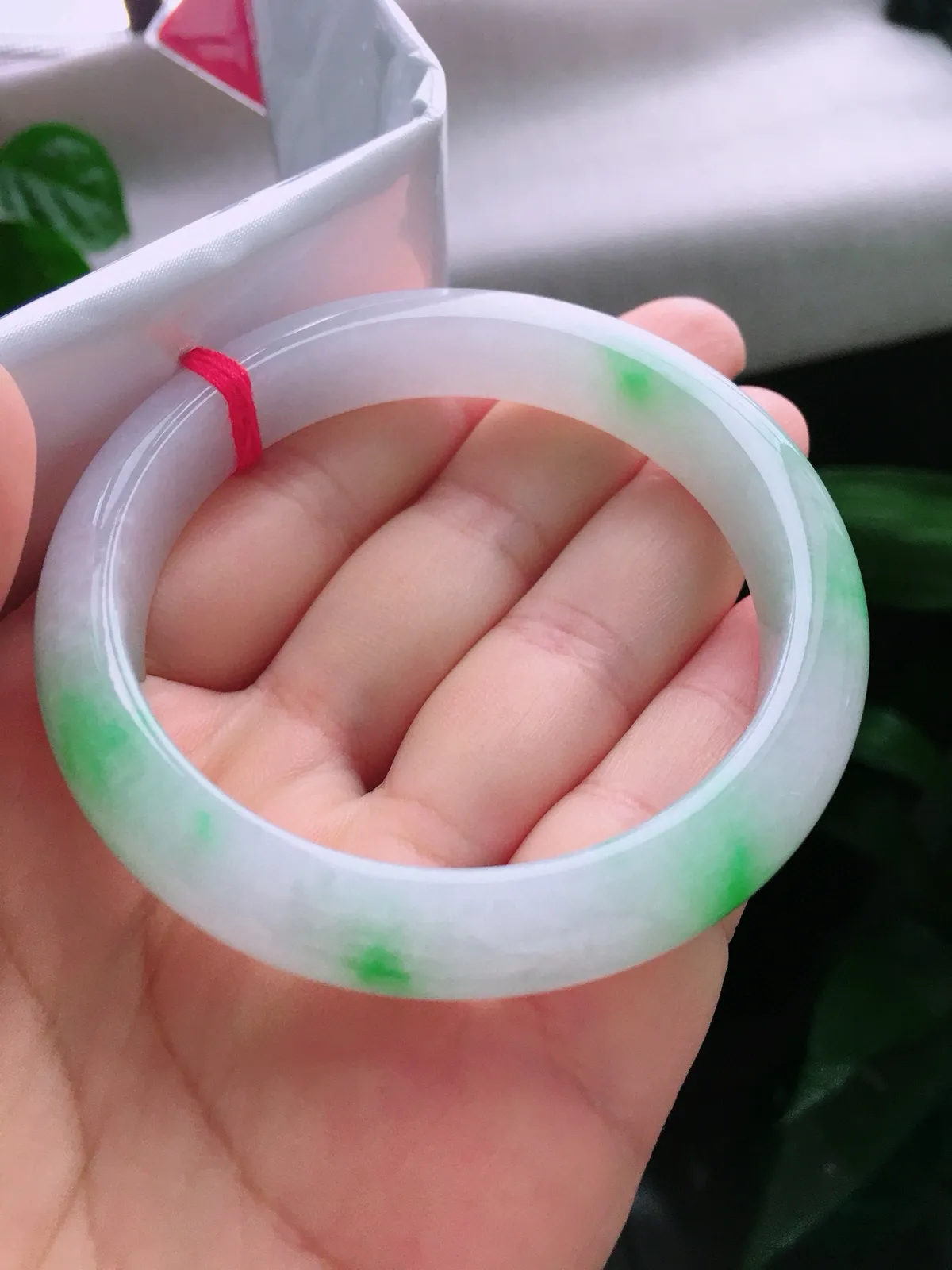 圈口59，正圈手镯，飘色花，玉质冰润细腻，尺寸59-11.9-8.3mm