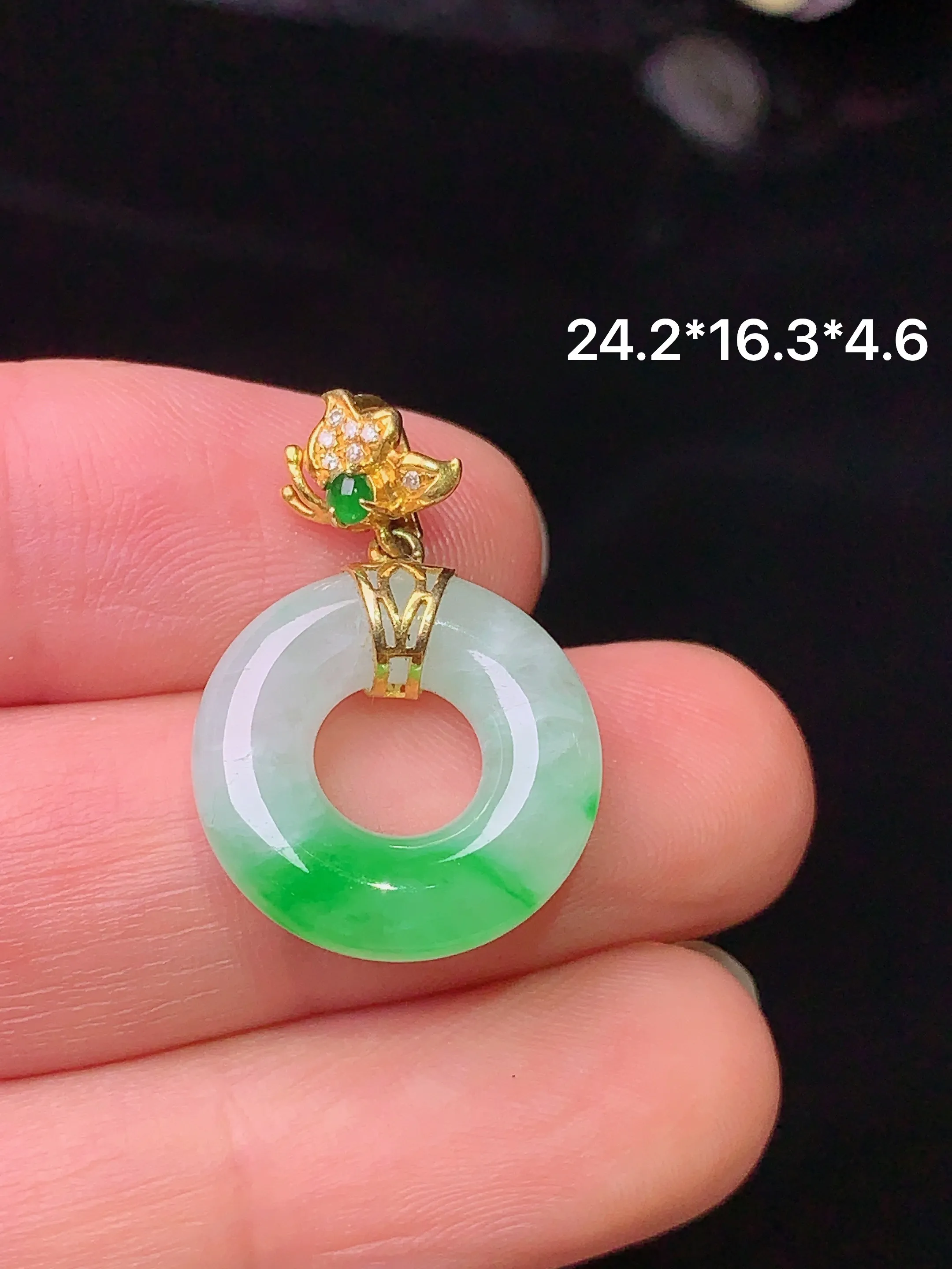 18k金钻镶嵌飘绿平安环吊坠 玉质细腻 色泽艳丽 整体尺寸24.2*16.3*4.6