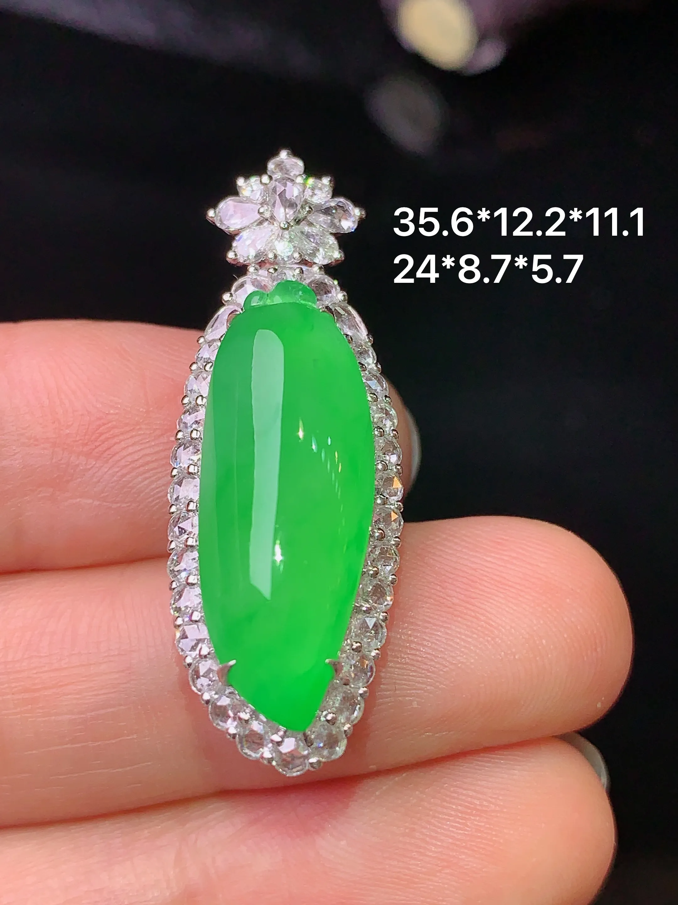 18k金钻镶嵌满绿福瓜吊坠 玉质细腻 水润亮眼 整体尺寸35.6*12.2*11.1