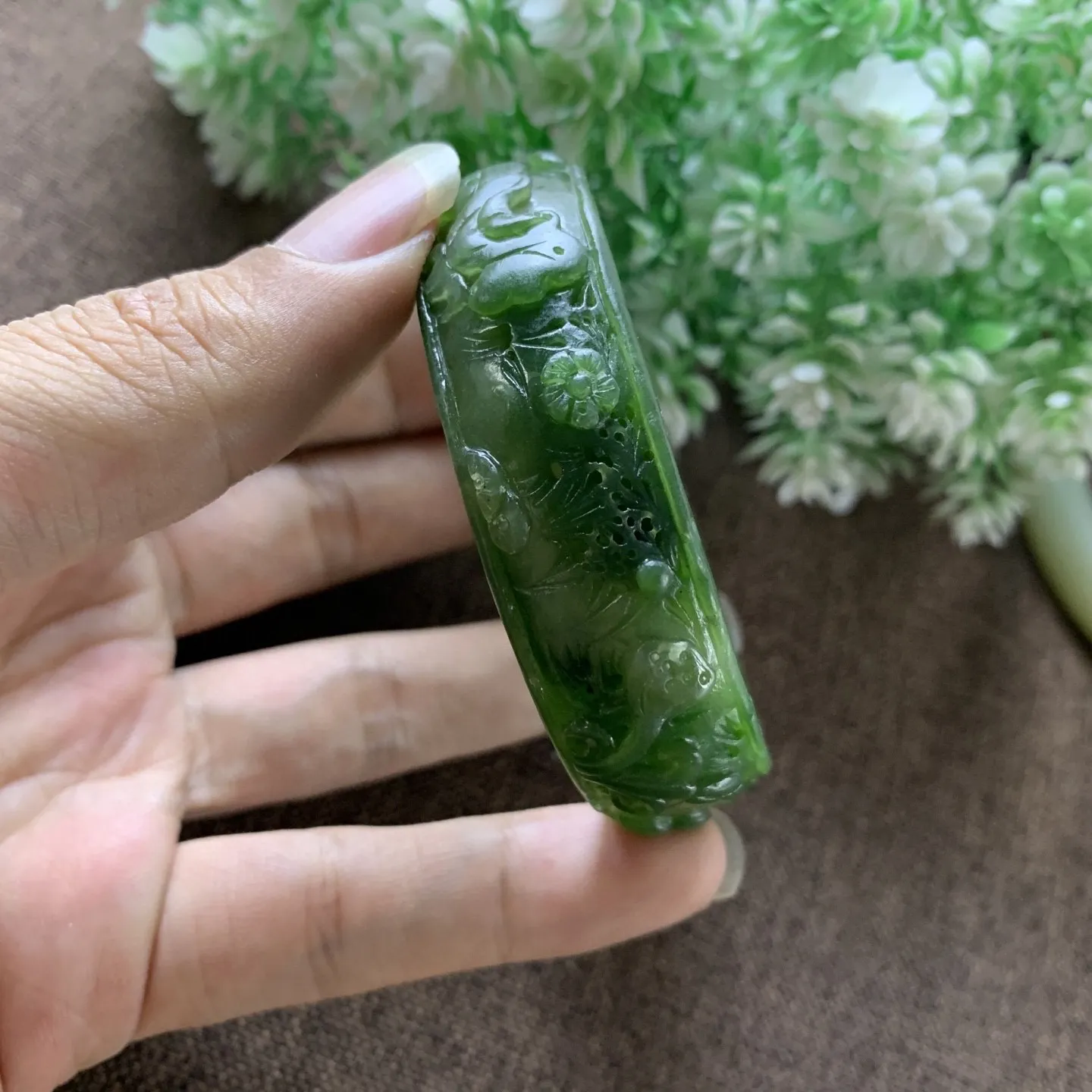 和田玉碧玉57.3圈口菠菜绿手镯！圈口57.3宽18玉质细腻油润 底色纯净 脂粉好，品质好！