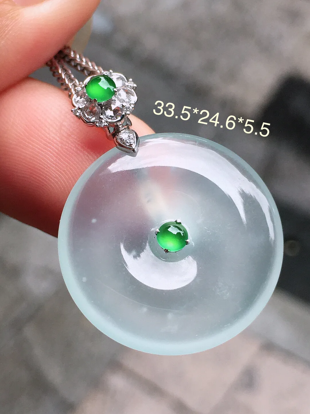 高冰平安扣吊坠，玉质细腻，荧光感超
强，饱满圆润，气质满满。18k
金豪华镶嵌