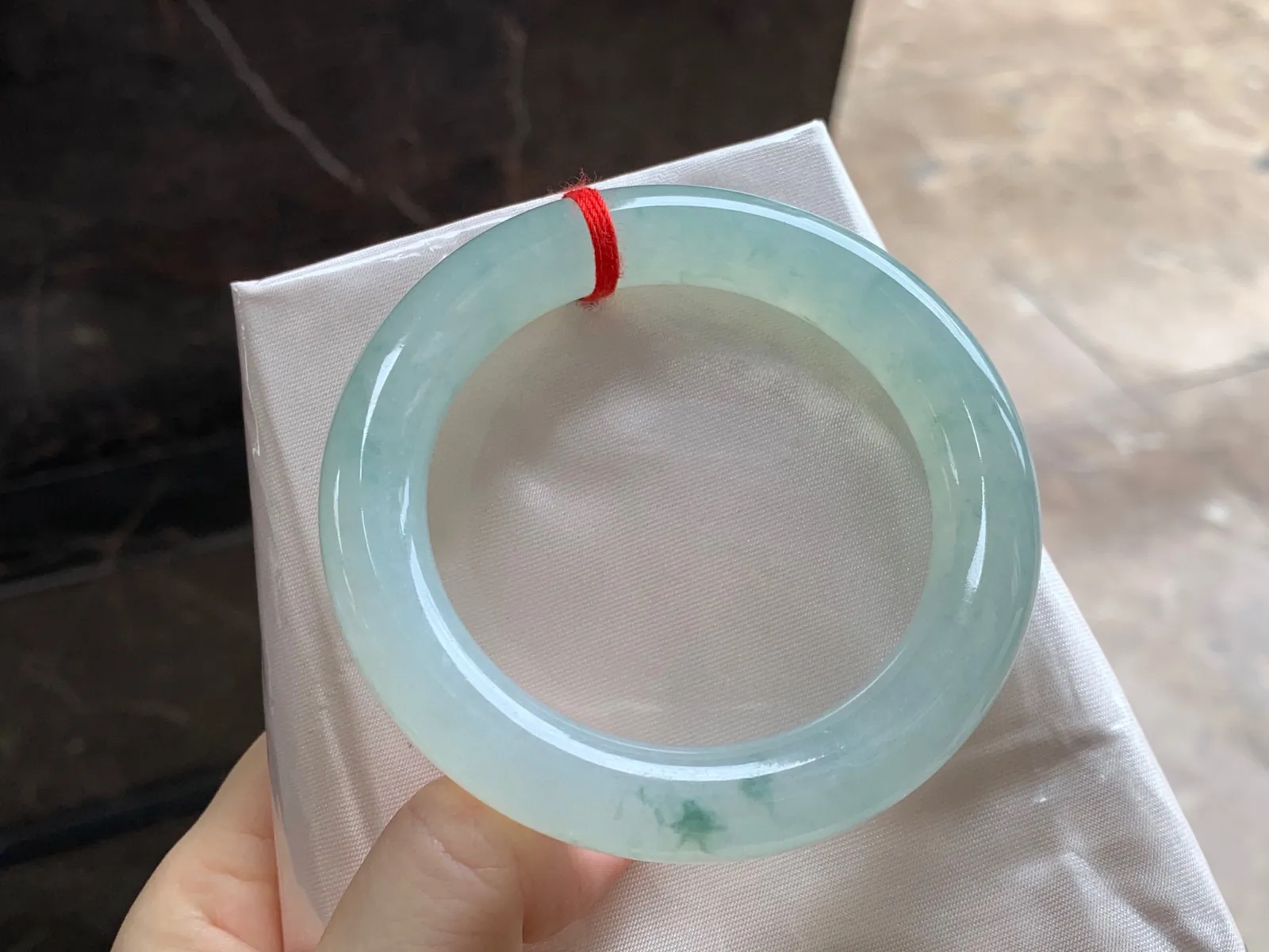 冰晴水飘花圆条手镯
尺寸：55.3-11.7-11.2mm
种水好 底色漂亮小清新