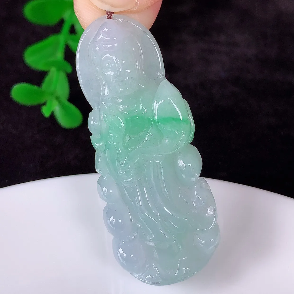 自然光实拍，冰糯种飘阳绿翡翠正装观音吊坠，赐福翡翠观音，翠色迷人，观音面相端庄，佩戴时尚出众！#57.19