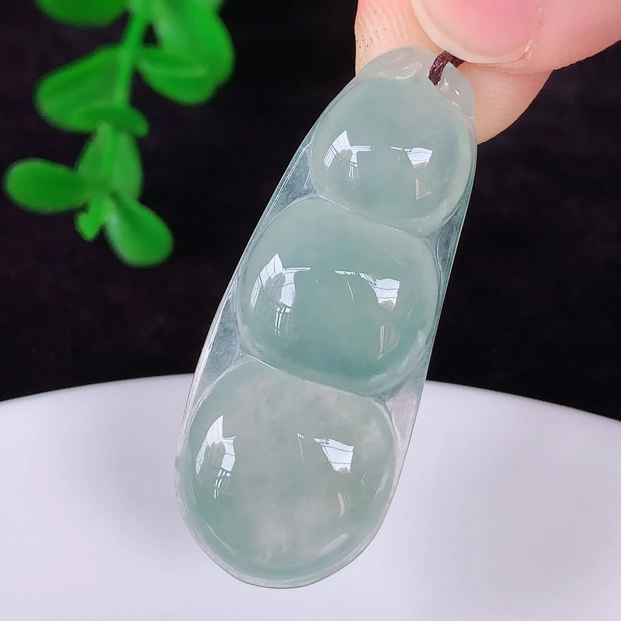 自然光实拍，冰润冰种翡翠四季豆吊坠，平安豆福豆玉坠，冰润通透，豆粒饱满，寓意：豆蔻年华！#57.19