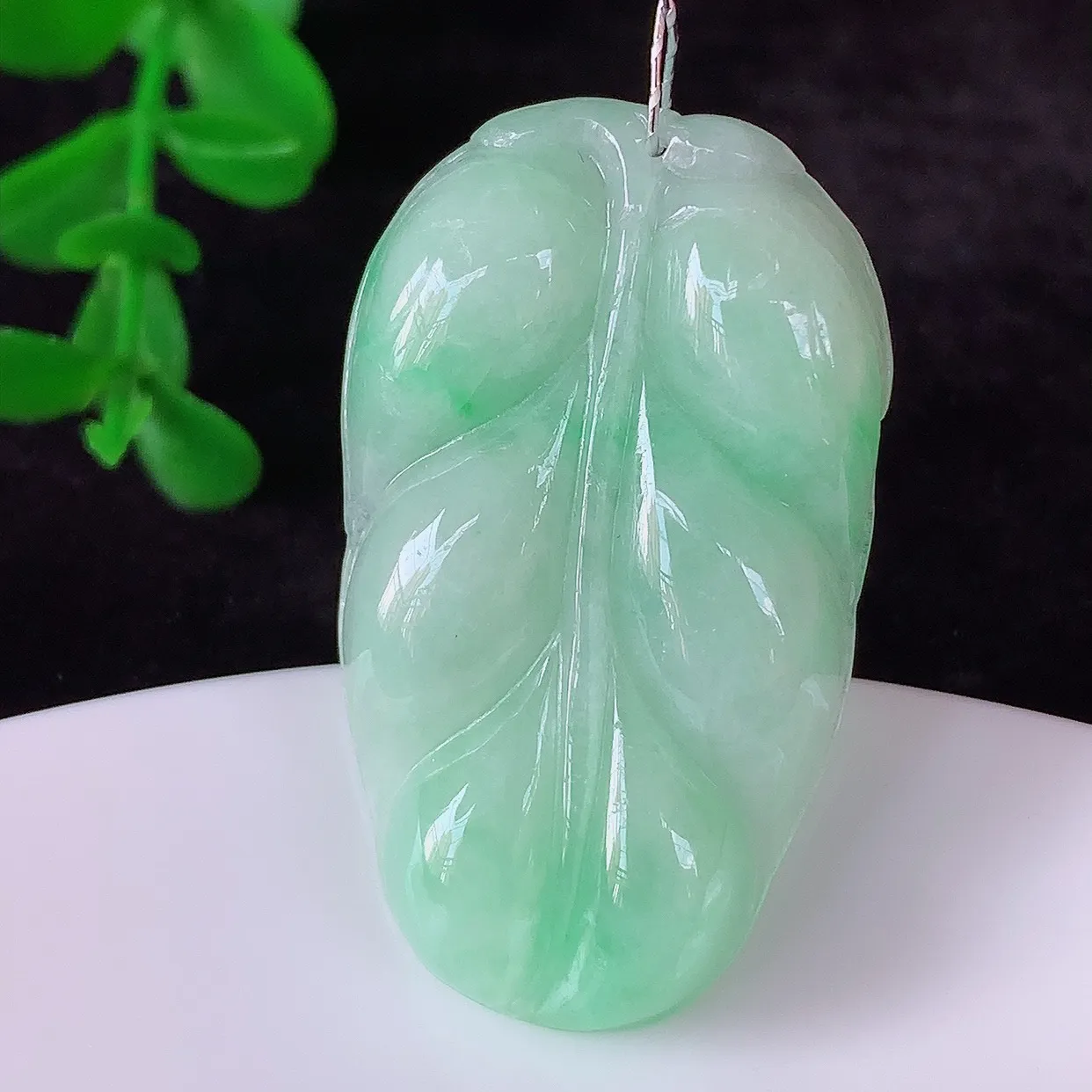 自然光实拍 冰润冰糯种飘绿翡翠事业有成叶子吊坠，莹润且起胶，叶子清秀优雅 佩戴大业有成！#35.19